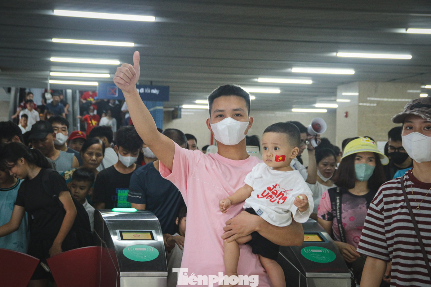 Những chuyến tàu chật kín người về trung tâm chờ xem tổng hợp luyện diễu binh, diễu hành- Ảnh 6. Những chuyến tàu chật kín người về trung tâm chờ xem tổng hợp luyện diễu binh, diễu hành- Ảnh 6.