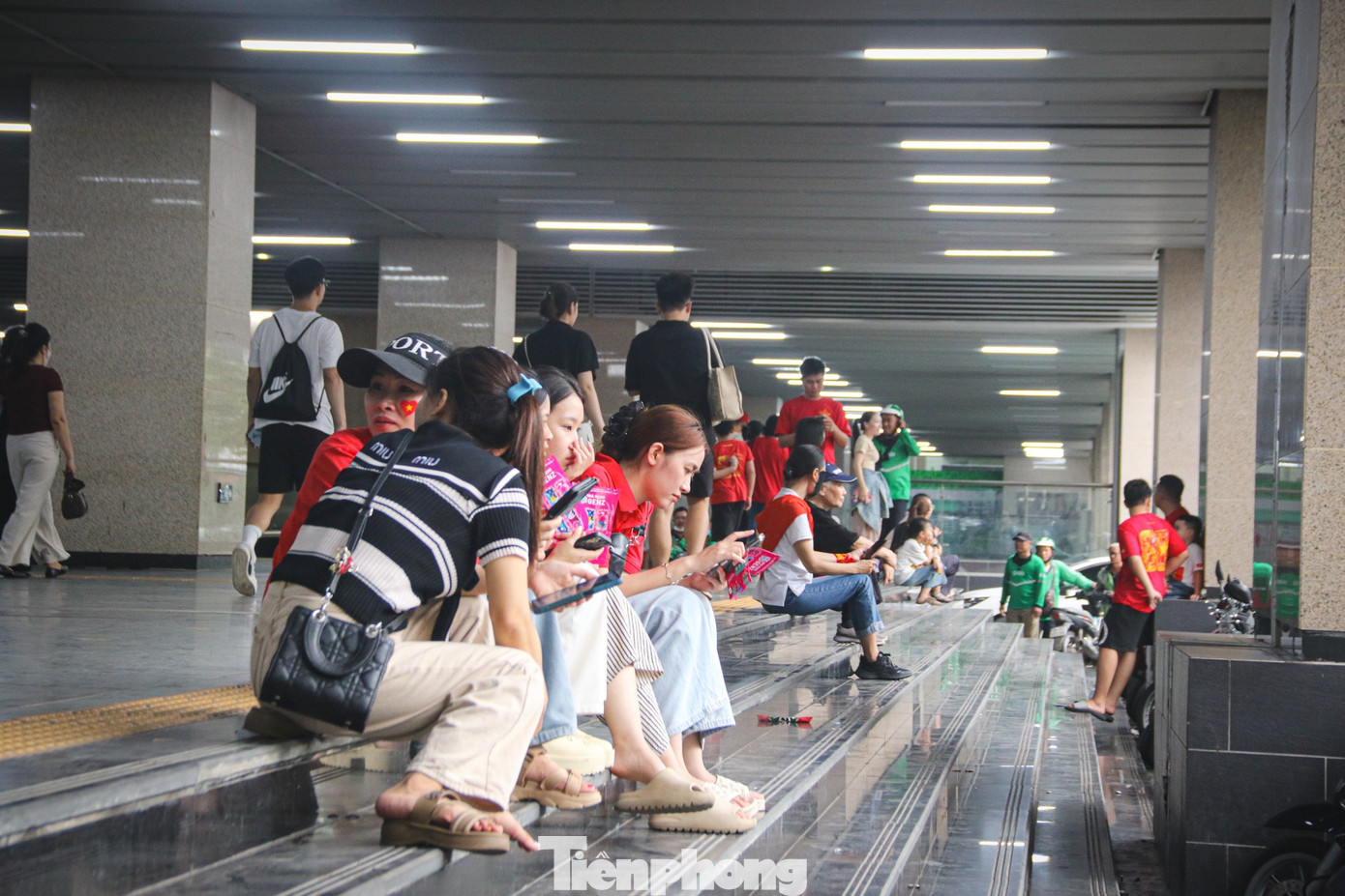 Những chuyến tàu chật kín người về trung tâm chờ xem tổng hợp luyện diễu binh, diễu hành- Ảnh 11. Những chuyến tàu chật kín người về trung tâm chờ xem tổng hợp luyện diễu binh, diễu hành- Ảnh 11.