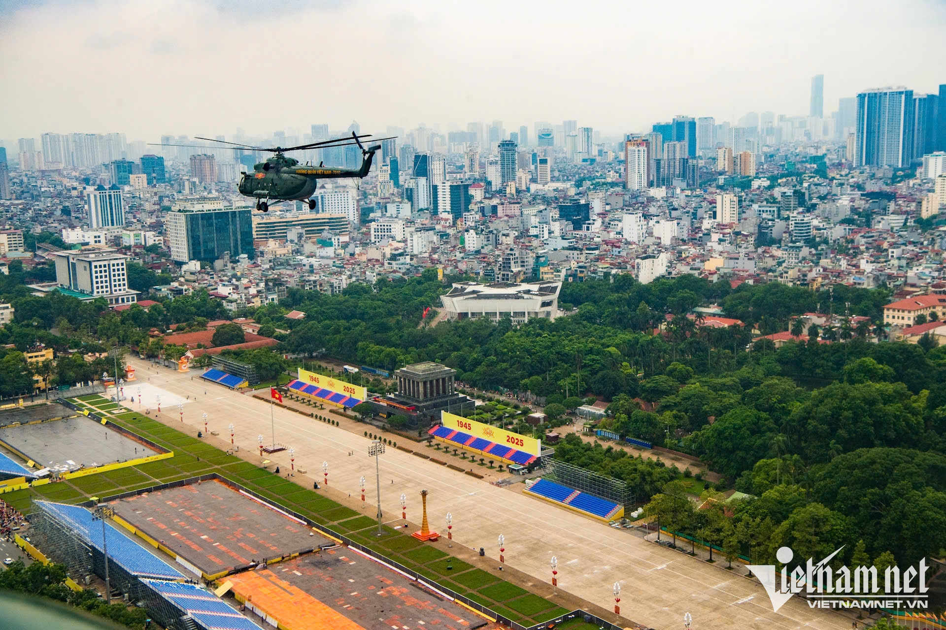 Trực thăng bay rợp trời trên Quảng trường Ba Đình- Ảnh 18. Trực thăng bay rợp trời trên Quảng trường Ba Đình- Ảnh 18.
