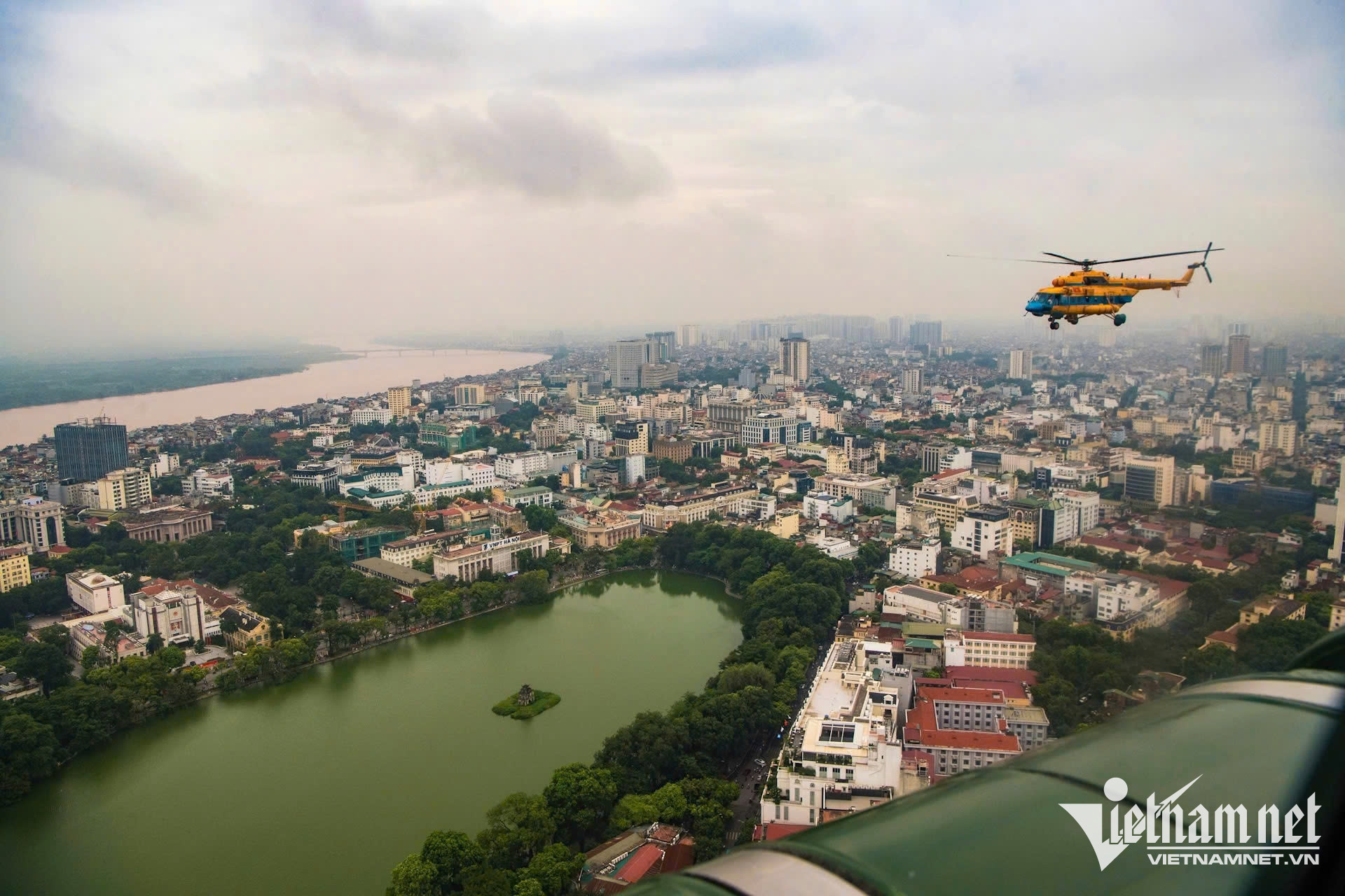 Trực thăng bay rợp trời trên Quảng trường Ba Đình- Ảnh 14. Trực thăng bay rợp trời trên Quảng trường Ba Đình- Ảnh 14.