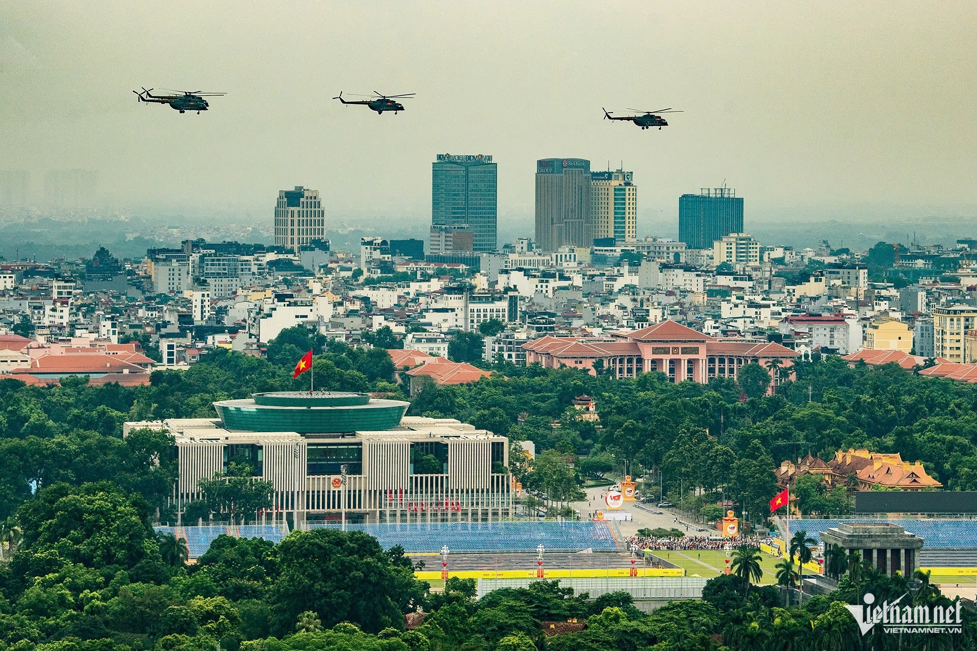 Trực thăng bay rợp trời trên Quảng trường Ba Đình- Ảnh 1. Trực thăng bay rợp trời trên Quảng trường Ba Đình- Ảnh 1.
