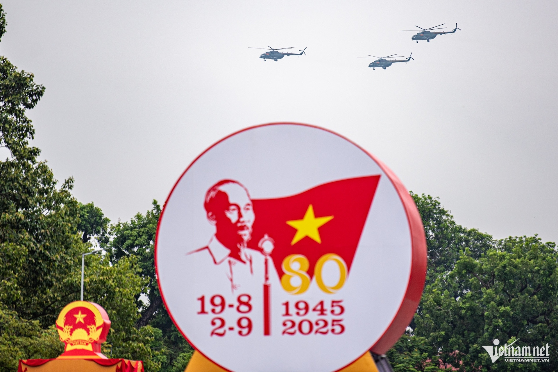 Trực thăng bay rợp trời trên Quảng trường Ba Đình- Ảnh 3. Trực thăng bay rợp trời trên Quảng trường Ba Đình- Ảnh 3.
