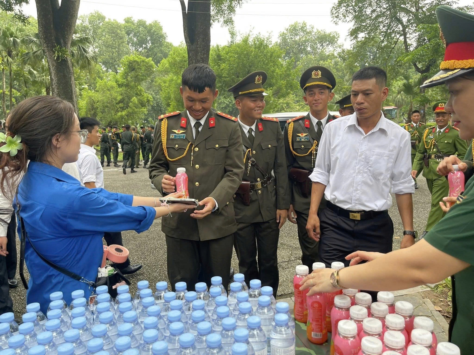 Cảnh sát giao thông, quân đội phối hợp bảo đảm trật tự cho đoàn diễu binh, diễu hành- Ảnh 18. Cảnh sát giao thông, quân đội phối hợp bảo đảm trật tự cho đoàn diễu binh, diễu hành- Ảnh 18.