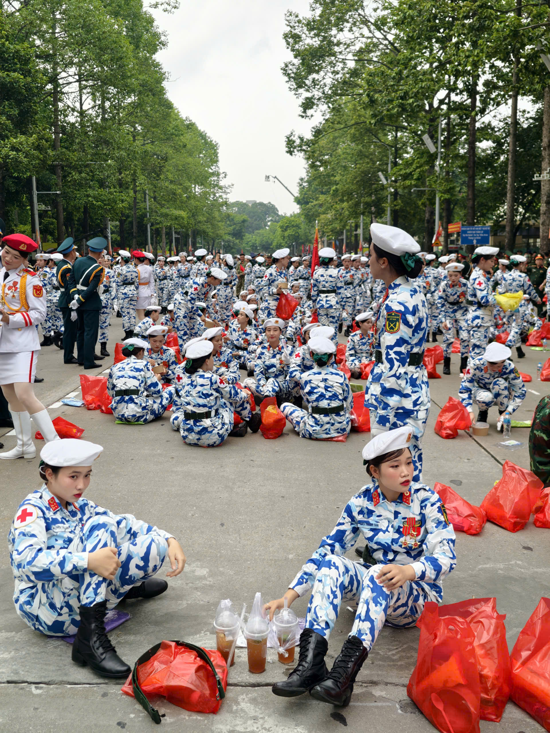 Cảnh sát giao thông, quân đội phối hợp bảo đảm trật tự cho đoàn diễu binh, diễu hành- Ảnh 12. Cảnh sát giao thông, quân đội phối hợp bảo đảm trật tự cho đoàn diễu binh, diễu hành- Ảnh 12.