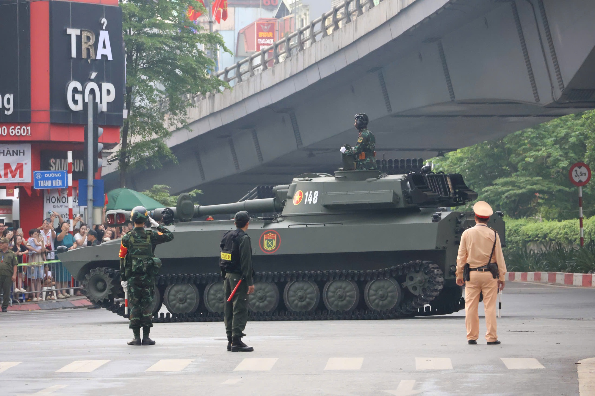 Cảnh sát giao thông, quân đội phối hợp bảo đảm trật tự cho đoàn diễu binh, diễu hành- Ảnh 3. Cảnh sát giao thông, quân đội phối hợp bảo đảm trật tự cho đoàn diễu binh, diễu hành- Ảnh 3.