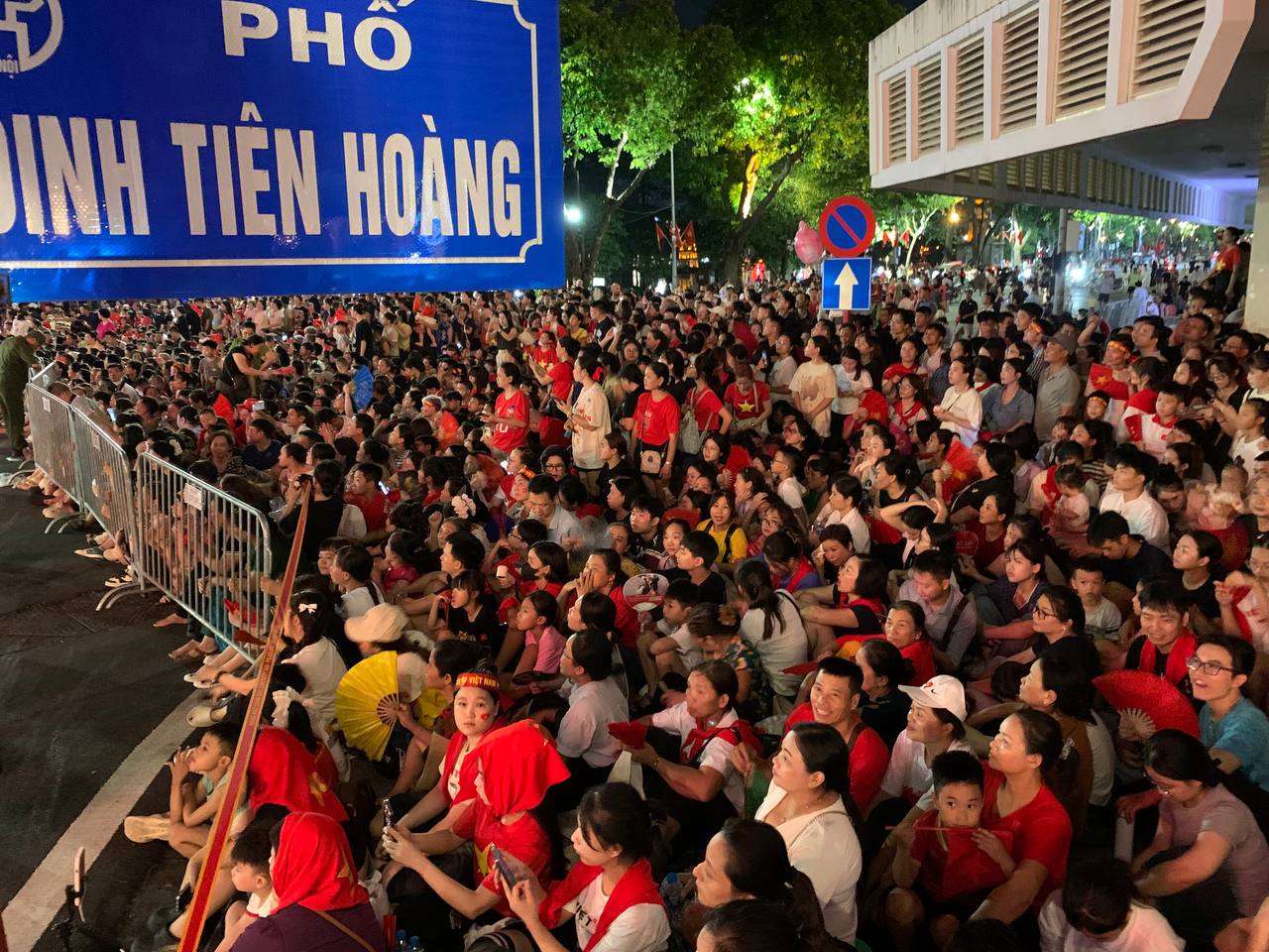 Những điểm xem diễu binh đông đúc nhất tối 21/8, người dân cập nhật ngay cho buổi tiếp theo- Ảnh 15. Những điểm xem diễu binh đông đúc nhất tối 21/8, người dân cập nhật ngay cho buổi tiếp theo- Ảnh 15.