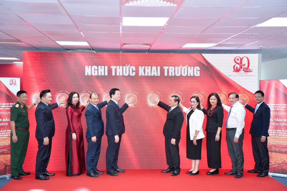 Khai trương Trung tâm Báo chí triển lãm thành tựu đất nước- Ảnh 3. Khai trương Trung tâm Báo chí triển lãm thành tựu đất nước- Ảnh 3.