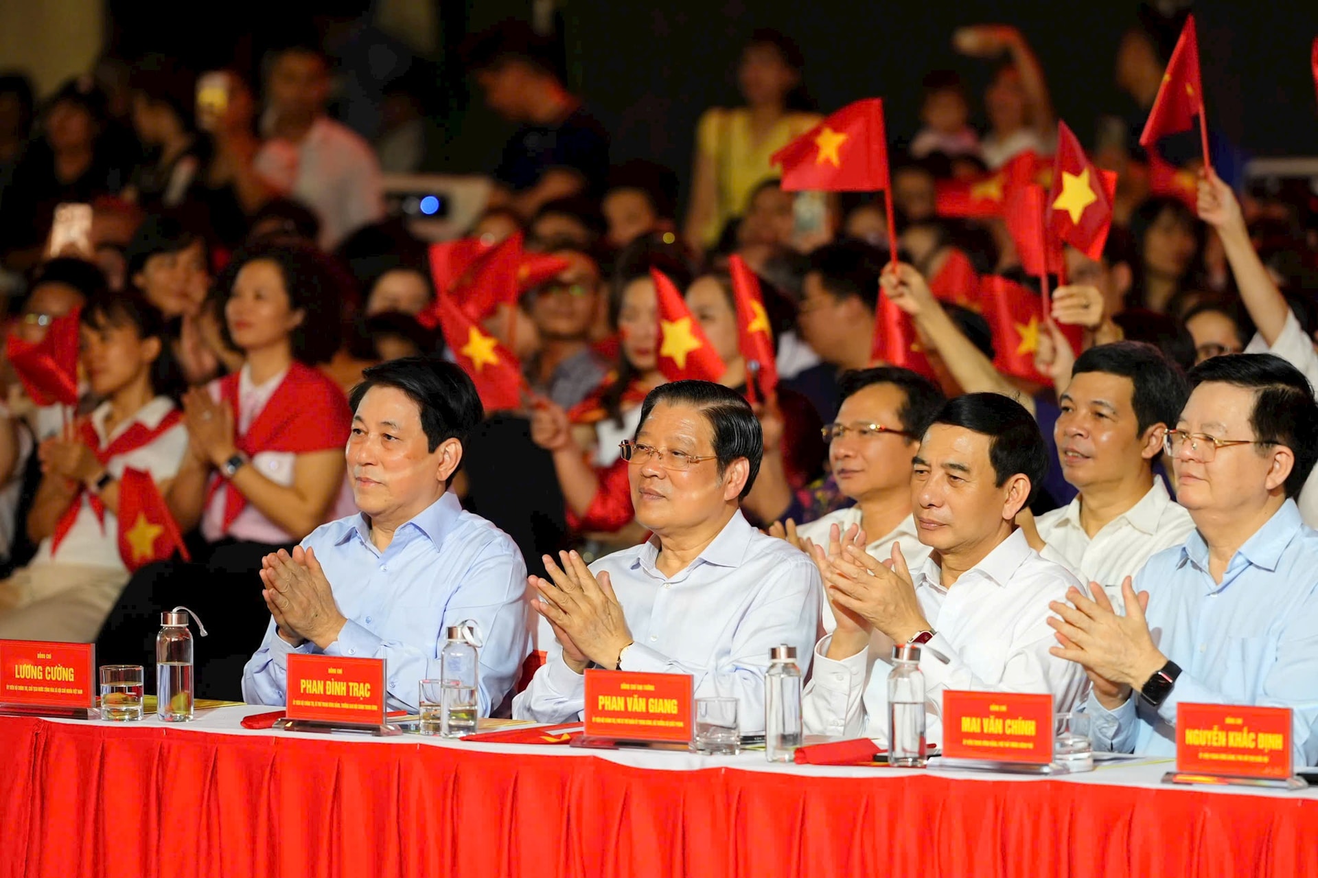 Cầu truyền hình “Thời cơ vàng”: Dấu ấn lịch sử và khát vọng xây dựng đất nước hùng cường- Ảnh 4. Cầu truyền hình “Thời cơ vàng”: Dấu ấn lịch sử và khát vọng xây dựng đất nước hùng cường- Ảnh 4.