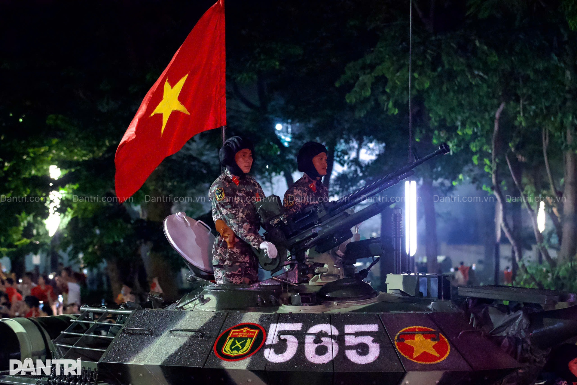 Xe tăng, tên lửa, UAV di chuyển oai hùng qua Quảng trường Ba Đình- Ảnh 16. Xe tăng, tên lửa, UAV di chuyển oai hùng qua Quảng trường Ba Đình- Ảnh 16.