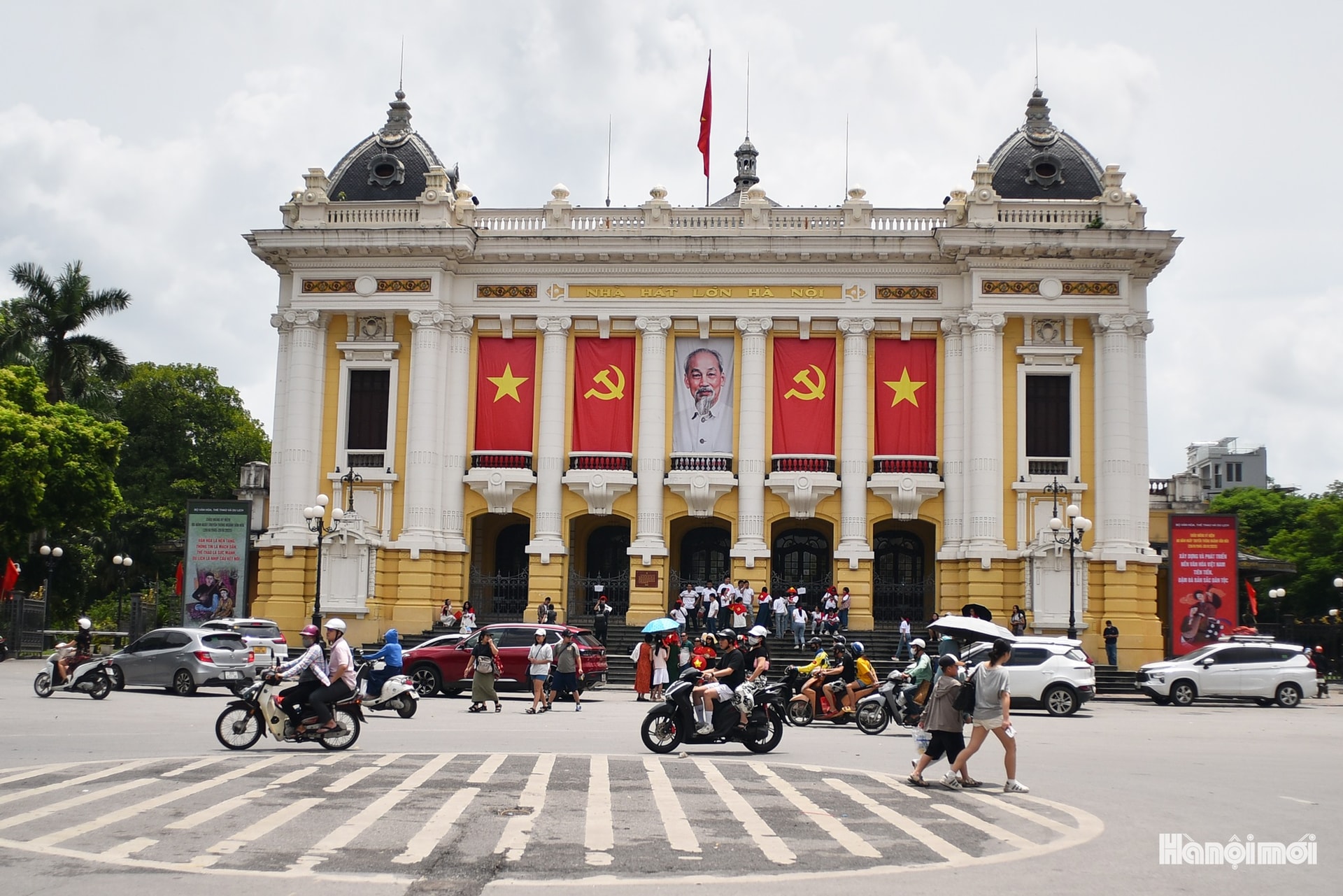 Hà Nội rộn ràng, rực rỡ cờ hoa mừng 80 năm Quốc khánh 2/9- Ảnh 3. Hà Nội rộn ràng, rực rỡ cờ hoa mừng 80 năm Quốc khánh 2/9- Ảnh 3.