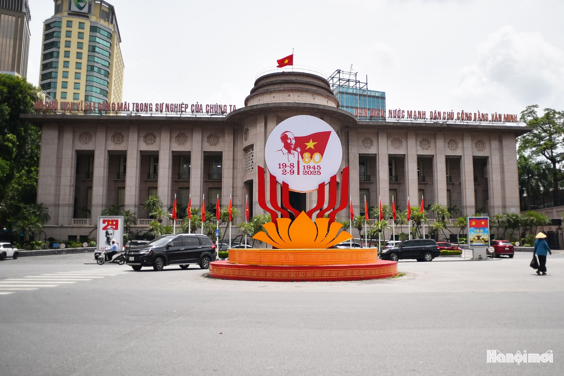 Hà Nội rộn ràng, rực rỡ cờ hoa mừng 80 năm Quốc khánh 2/9- Ảnh 5. Hà Nội rộn ràng, rực rỡ cờ hoa mừng 80 năm Quốc khánh 2/9- Ảnh 5.