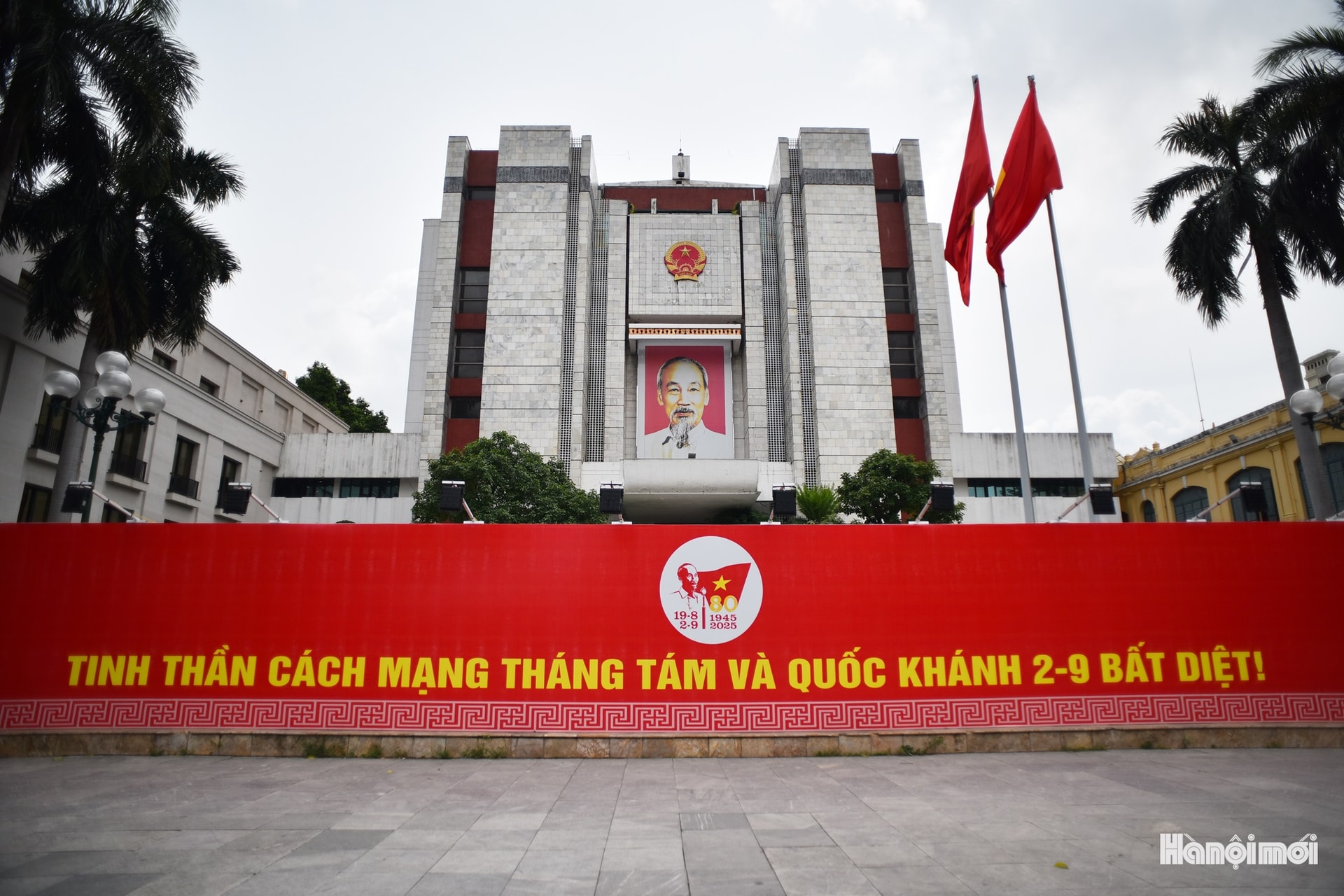 Hà Nội rộn ràng, rực rỡ cờ hoa mừng 80 năm Quốc khánh 2/9- Ảnh 4. Hà Nội rộn ràng, rực rỡ cờ hoa mừng 80 năm Quốc khánh 2/9- Ảnh 4.
