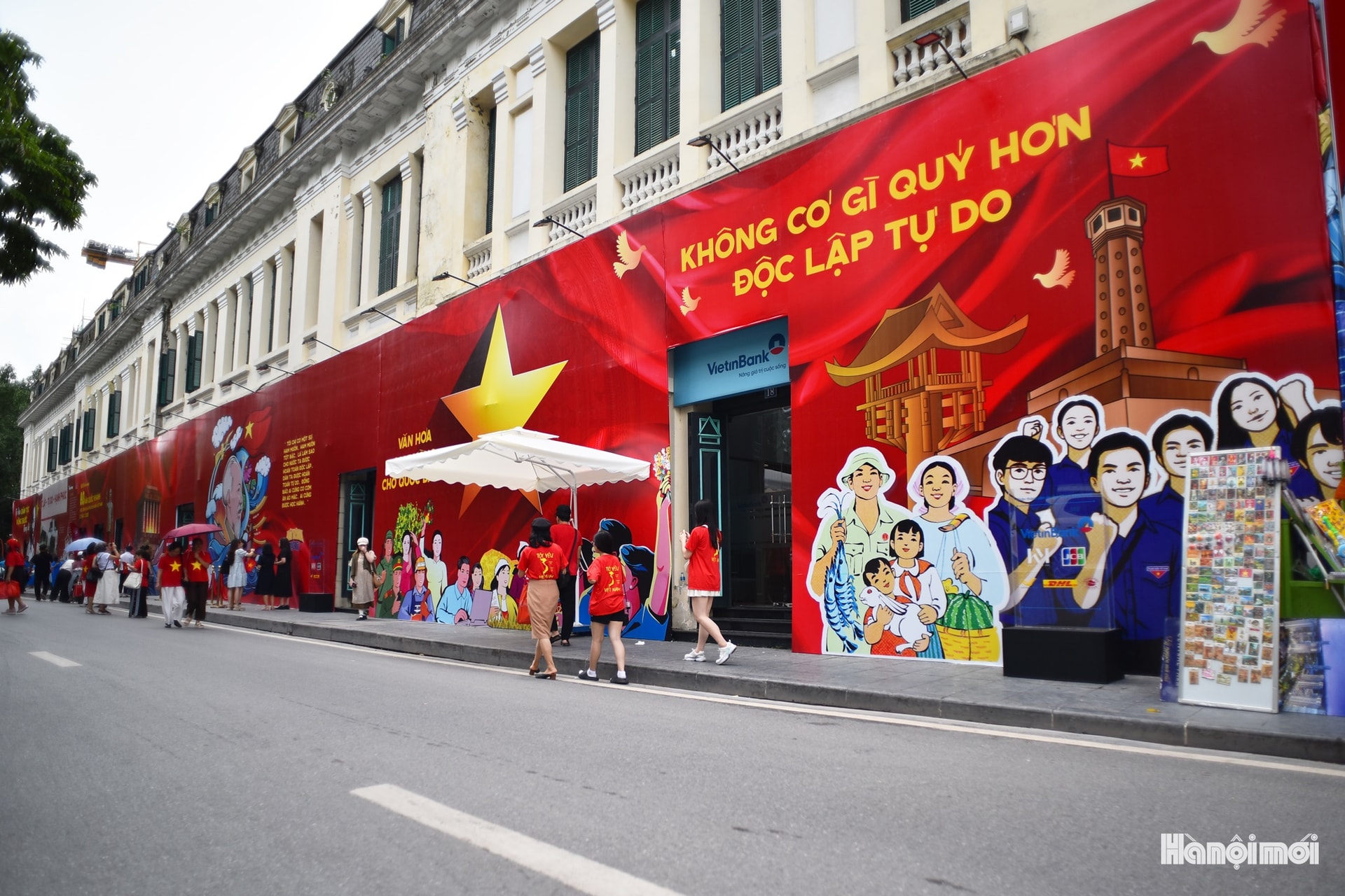 Hà Nội rộn ràng, rực rỡ cờ hoa mừng 80 năm Quốc khánh 2/9- Ảnh 7. Hà Nội rộn ràng, rực rỡ cờ hoa mừng 80 năm Quốc khánh 2/9- Ảnh 7.
