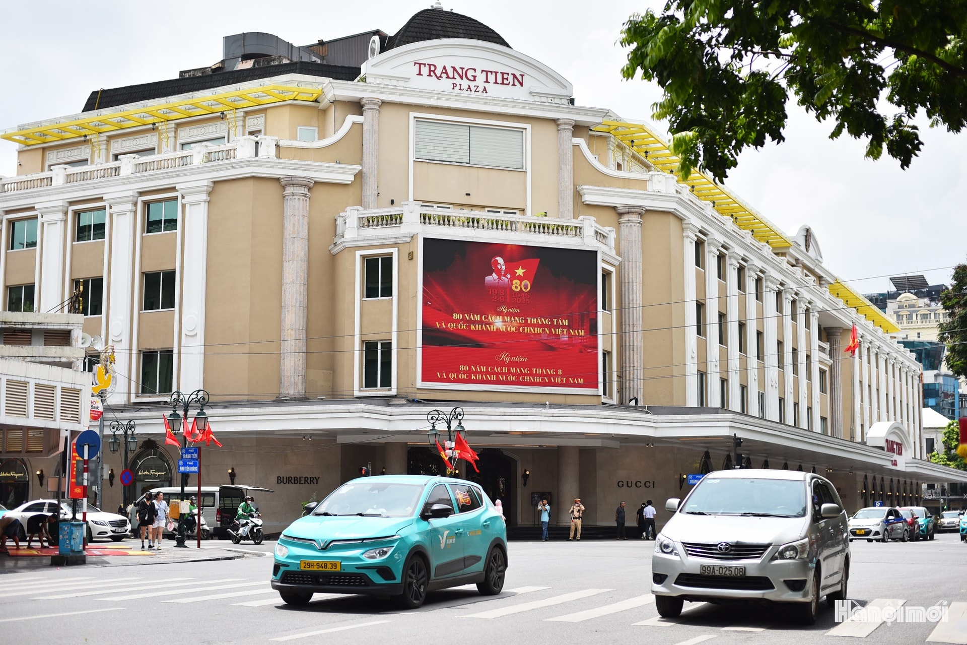 Hà Nội rộn ràng, rực rỡ cờ hoa mừng 80 năm Quốc khánh 2/9- Ảnh 6. Hà Nội rộn ràng, rực rỡ cờ hoa mừng 80 năm Quốc khánh 2/9- Ảnh 6.
