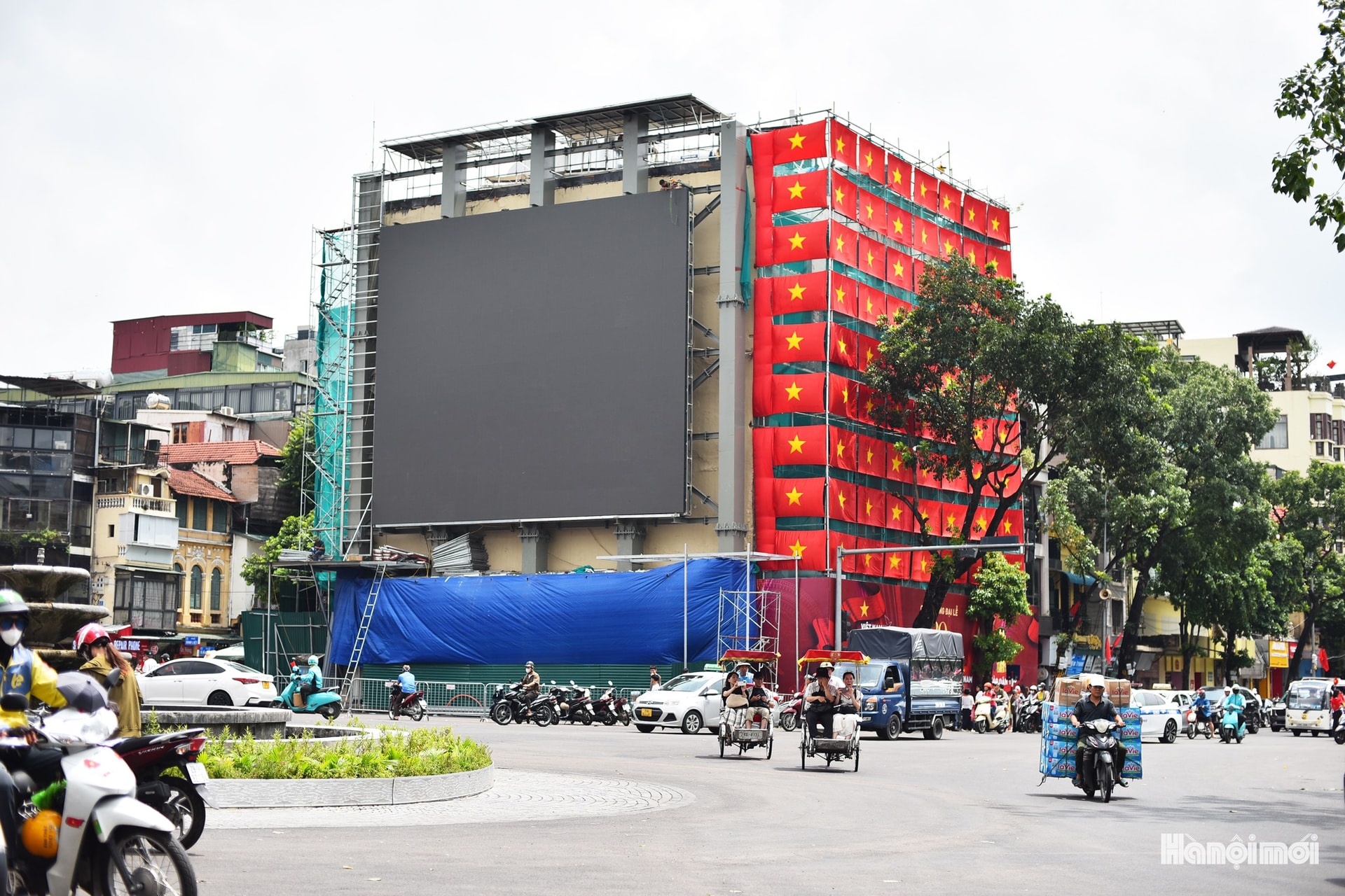 Hà Nội rộn ràng, rực rỡ cờ hoa mừng 80 năm Quốc khánh 2/9- Ảnh 2. Hà Nội rộn ràng, rực rỡ cờ hoa mừng 80 năm Quốc khánh 2/9- Ảnh 2.