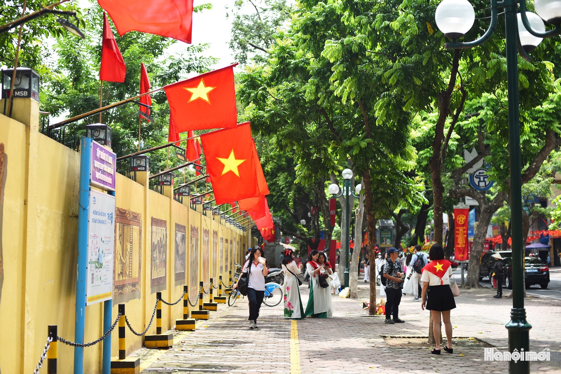 Hà Nội rộn ràng, rực rỡ cờ hoa mừng 80 năm Quốc khánh 2/9- Ảnh 9. Hà Nội rộn ràng, rực rỡ cờ hoa mừng 80 năm Quốc khánh 2/9- Ảnh 9.