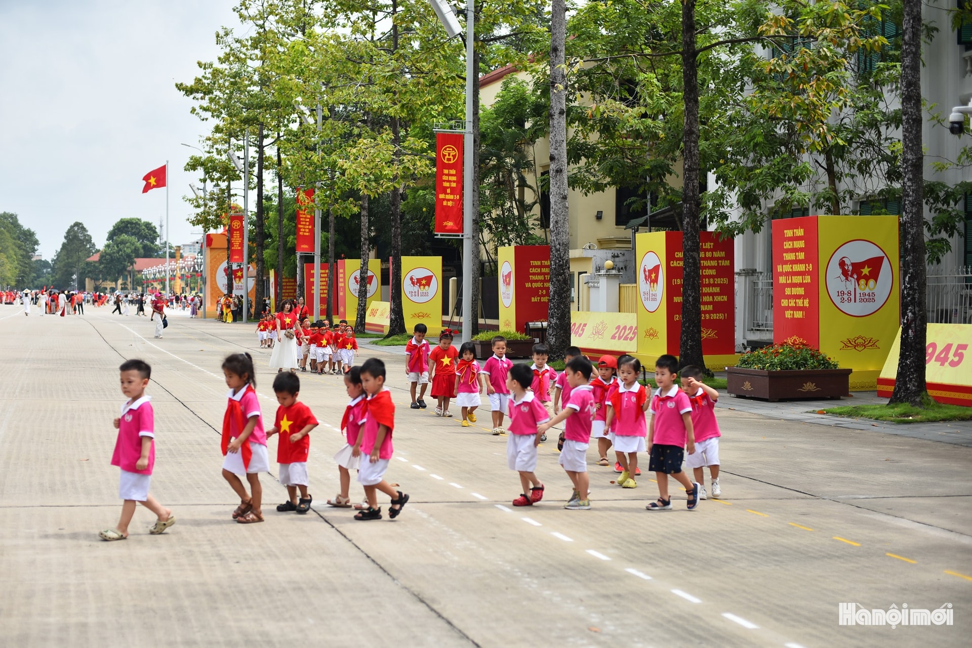 Hà Nội rộn ràng, rực rỡ cờ hoa mừng 80 năm Quốc khánh 2/9- Ảnh 1. Hà Nội rộn ràng, rực rỡ cờ hoa mừng 80 năm Quốc khánh 2/9- Ảnh 1.