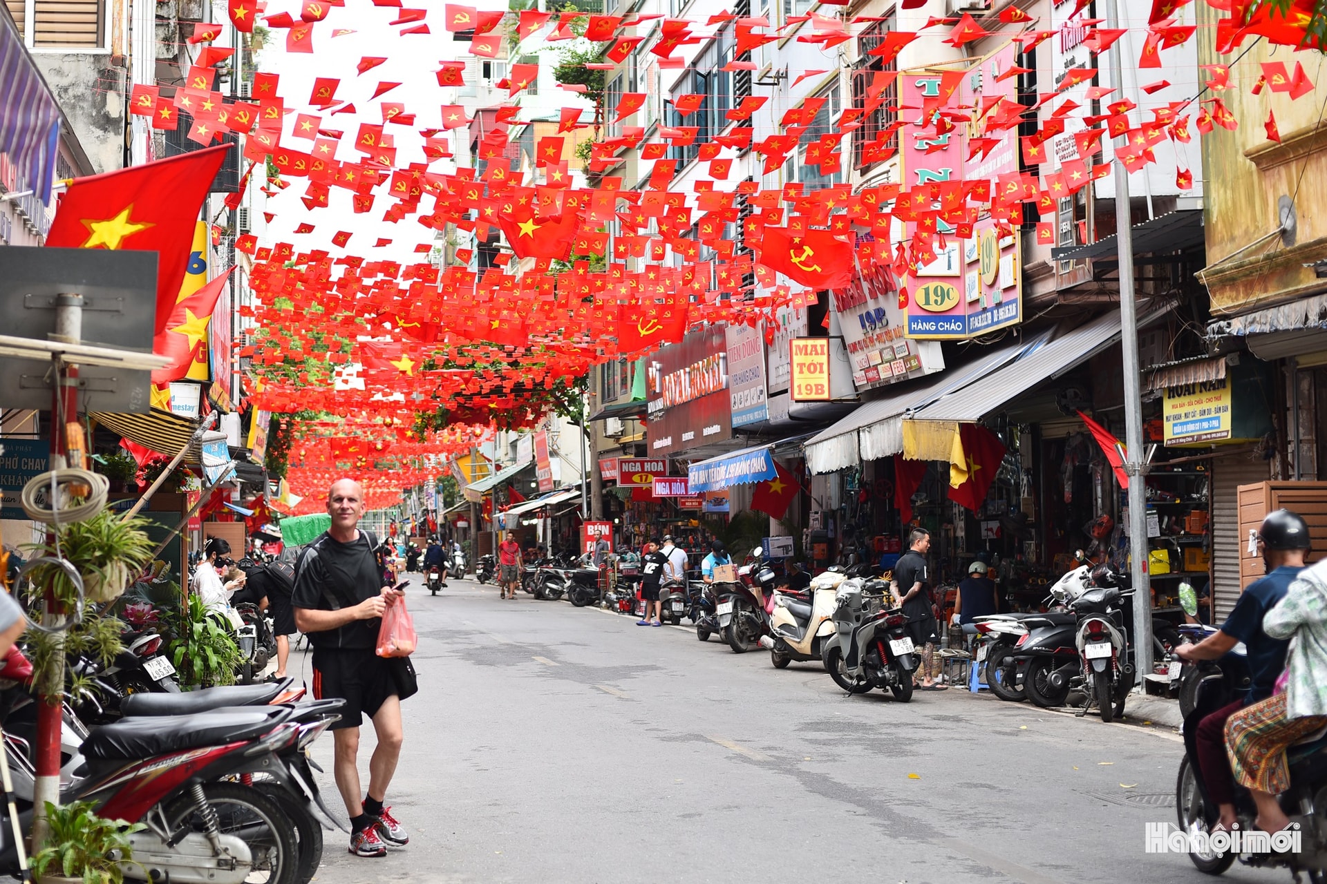 Hà Nội rộn ràng, rực rỡ cờ hoa mừng 80 năm Quốc khánh 2/9- Ảnh 10. Hà Nội rộn ràng, rực rỡ cờ hoa mừng 80 năm Quốc khánh 2/9- Ảnh 10.