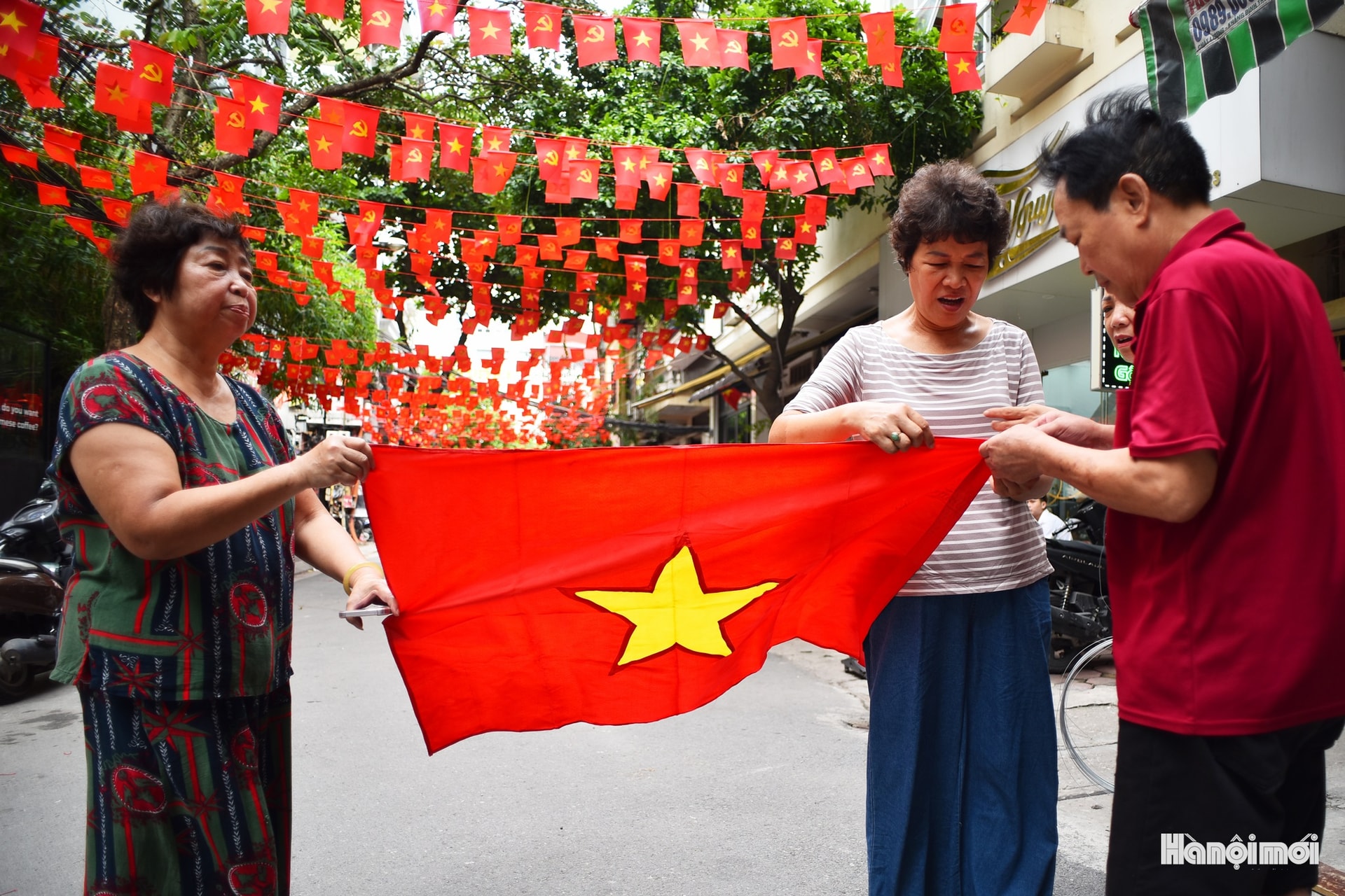 Hà Nội rộn ràng, rực rỡ cờ hoa mừng 80 năm Quốc khánh 2/9- Ảnh 11. Hà Nội rộn ràng, rực rỡ cờ hoa mừng 80 năm Quốc khánh 2/9- Ảnh 11.