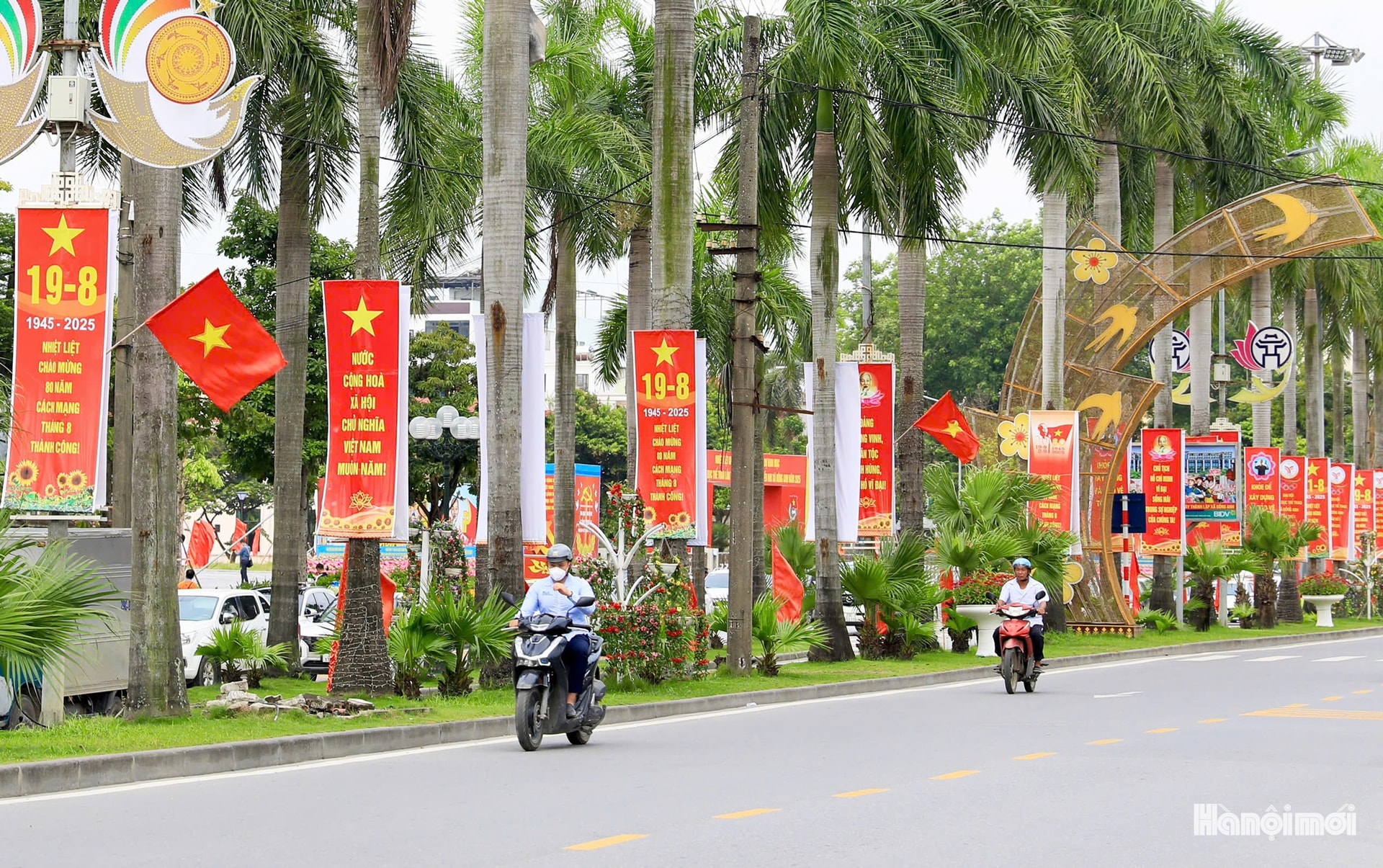 Hà Nội rộn ràng, rực rỡ cờ hoa mừng 80 năm Quốc khánh 2/9- Ảnh 12. Hà Nội rộn ràng, rực rỡ cờ hoa mừng 80 năm Quốc khánh 2/9- Ảnh 12.
