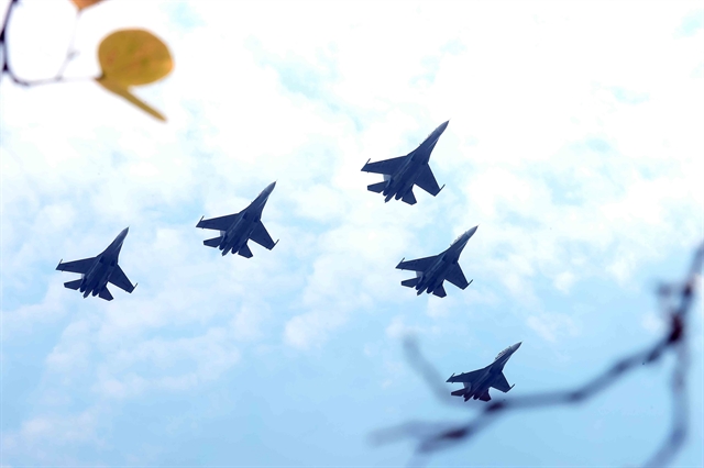 [PHOTOS] Military helicopters, fighter jets in rehearsal flypast over central Hà Nội- Ảnh 11.