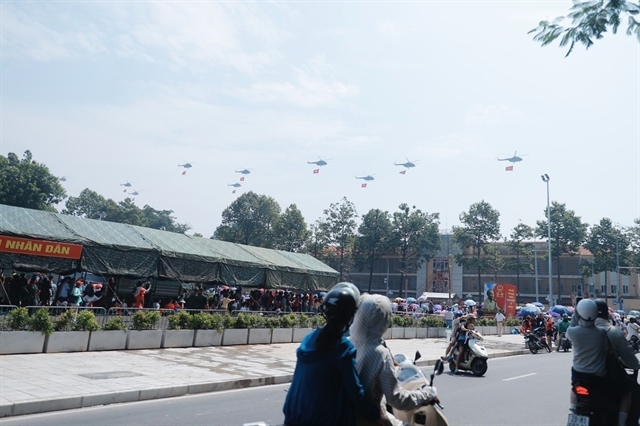 [PHOTOS] Military helicopters, fighter jets in rehearsal flypast over central Hà Nội- Ảnh 8.