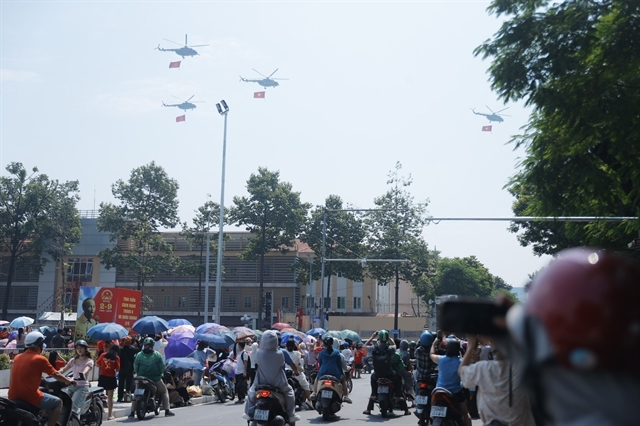[PHOTOS] Military helicopters, fighter jets in rehearsal flypast over central Hà Nội- Ảnh 9.