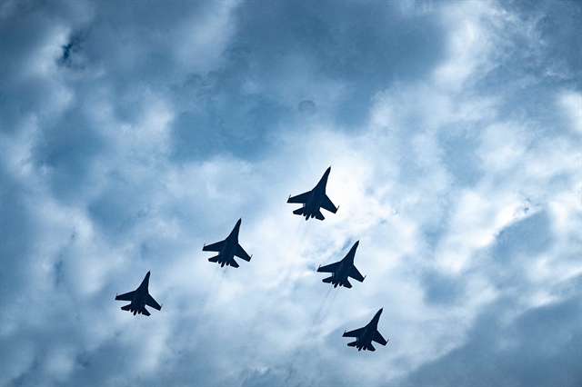 [PHOTOS] Military helicopters, fighter jets in rehearsal flypast over central Hà Nội- Ảnh 4.