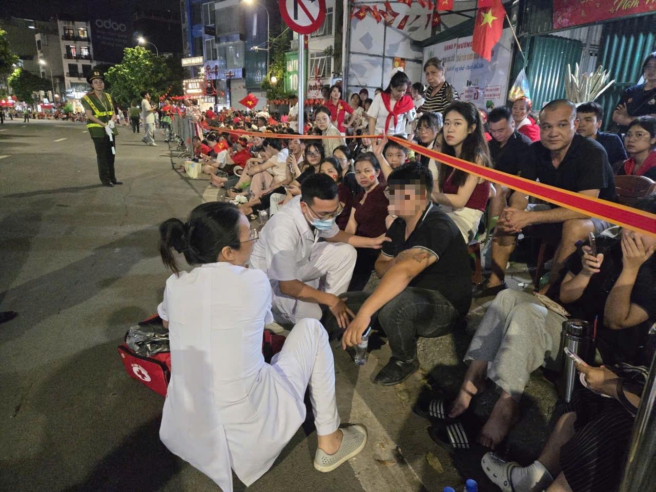 Trợ giúp nhiều trường hợp gặp vấn đề sức khỏe trong hợp luyện diễu binh, diễu hành- Ảnh 1.