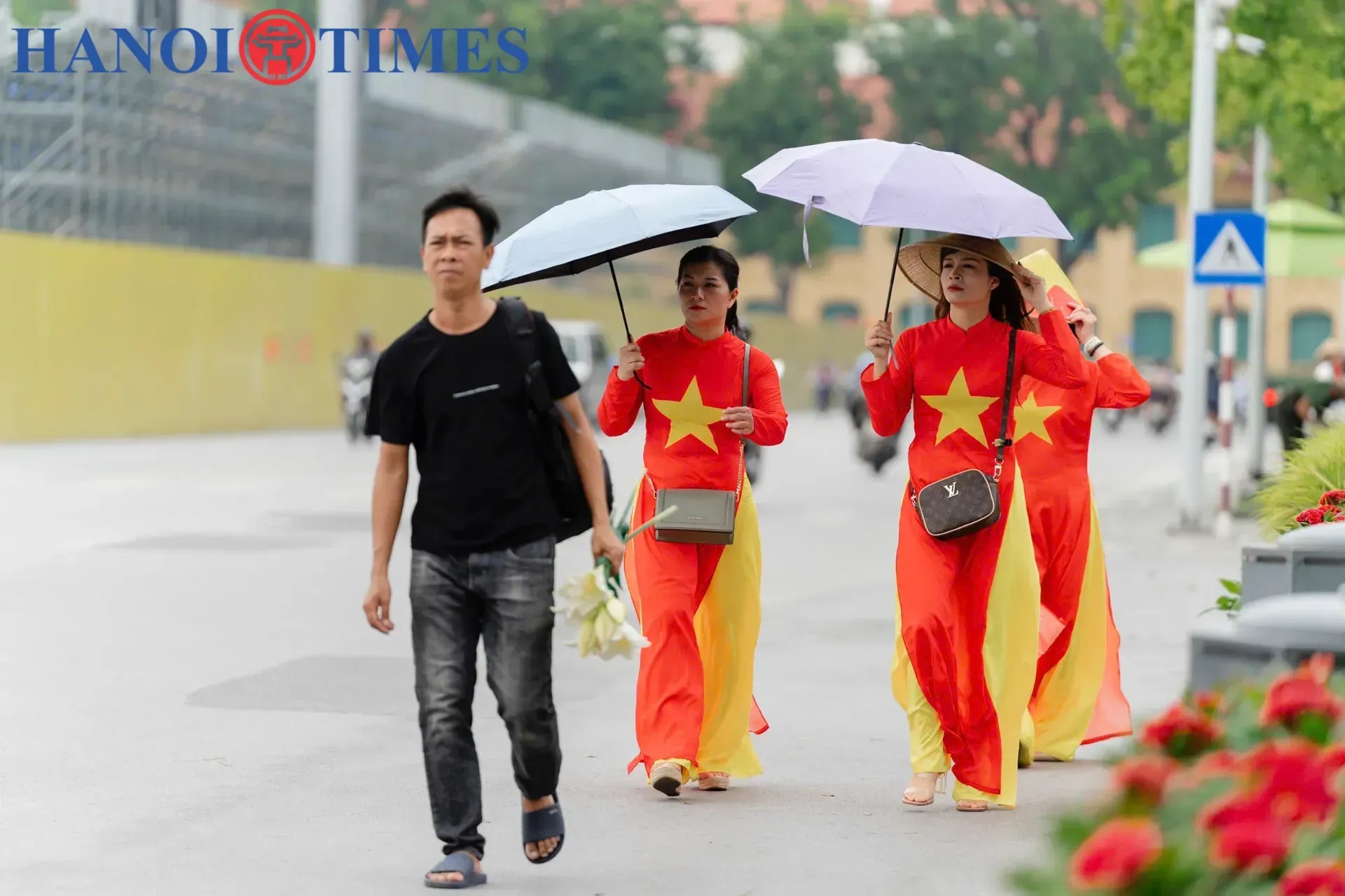 Hanoians embrace patriotic spirit ahead of National Day- Ảnh 2.