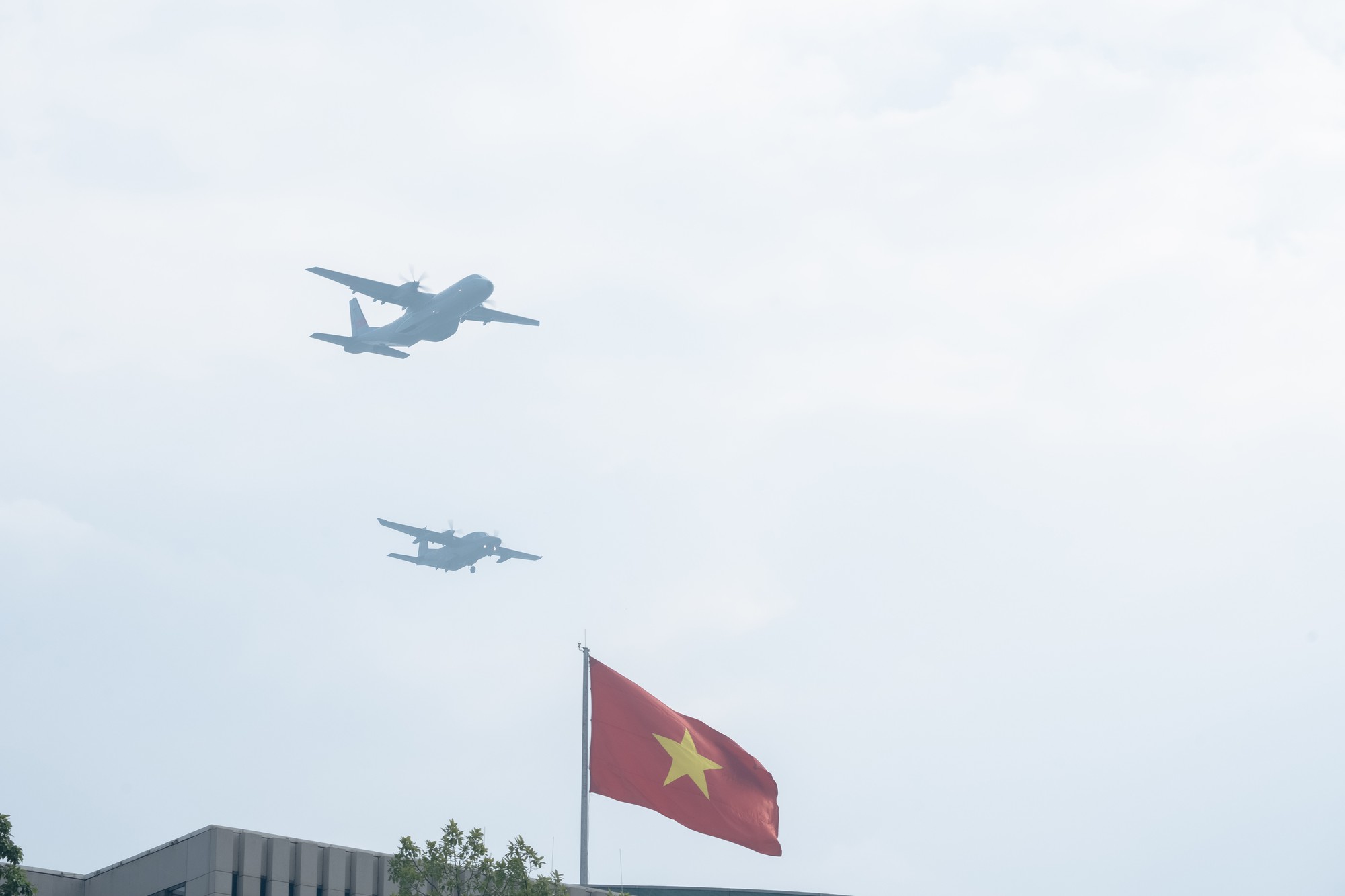 Trực thăng, "hổ mang chúa" Su-30MK2 bay qua quảng trường Ba Đình- Ảnh 5. Trực thăng, "hổ mang chúa" Su-30MK2 bay qua quảng trường Ba Đình- Ảnh 5.