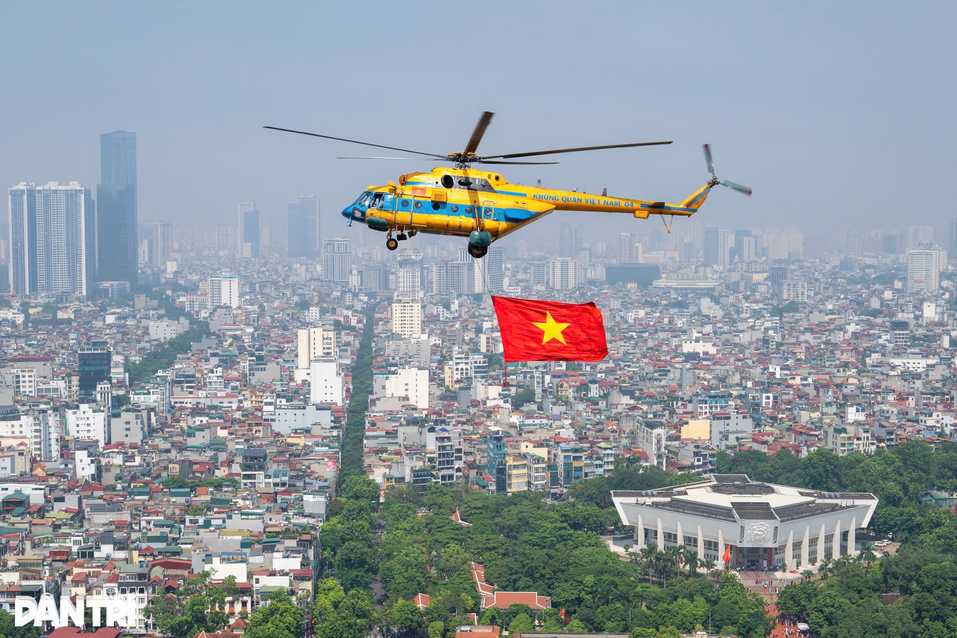 Hình ảnh 10 trực thăng Không quân Việt Nam kéo cờ trên Quảng trường Ba Đình- Ảnh 8.
