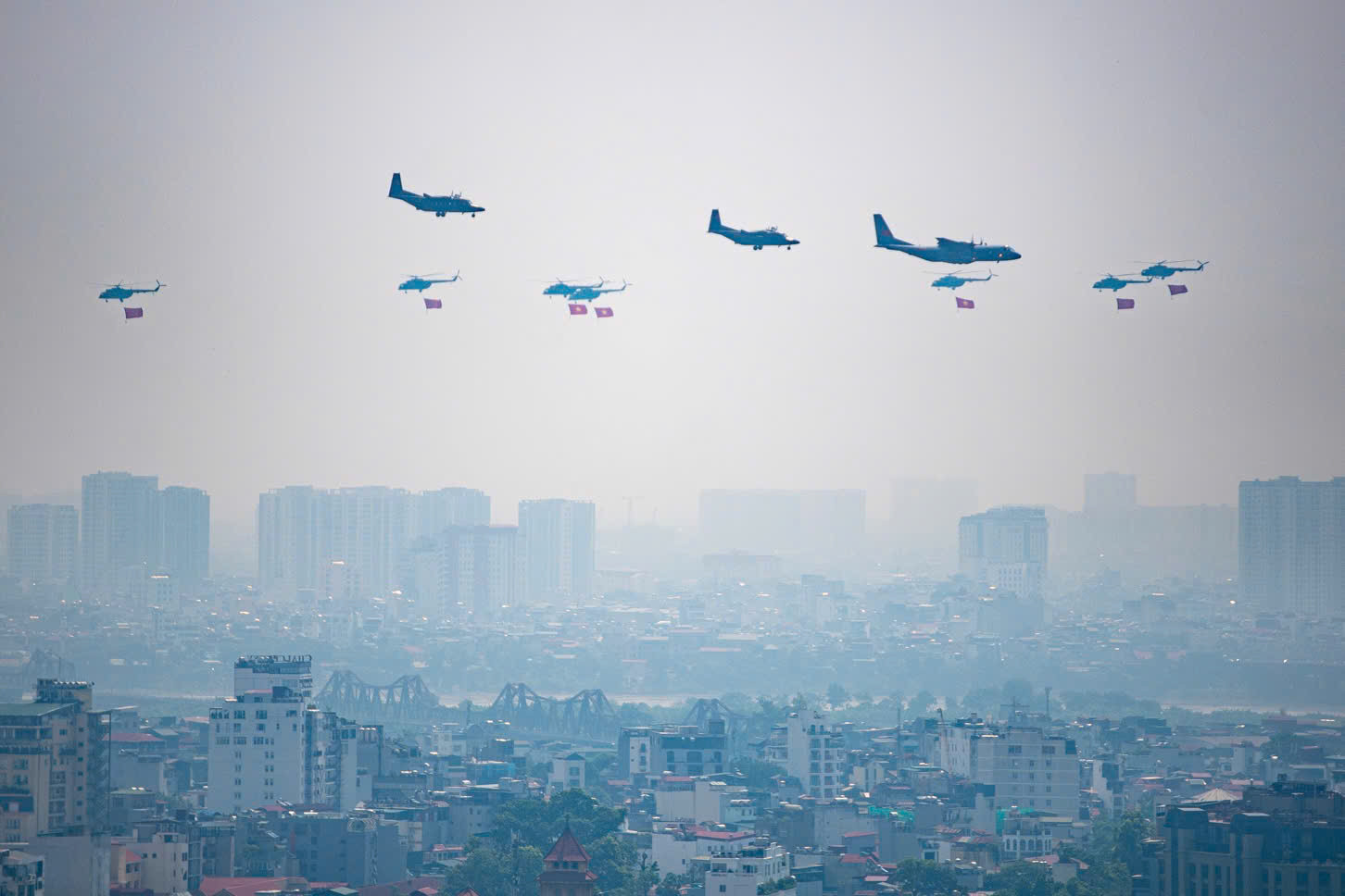 Tiêm kích, trực thăng rầm rộ bay trên bầu trời Hà Nội- Ảnh 3.