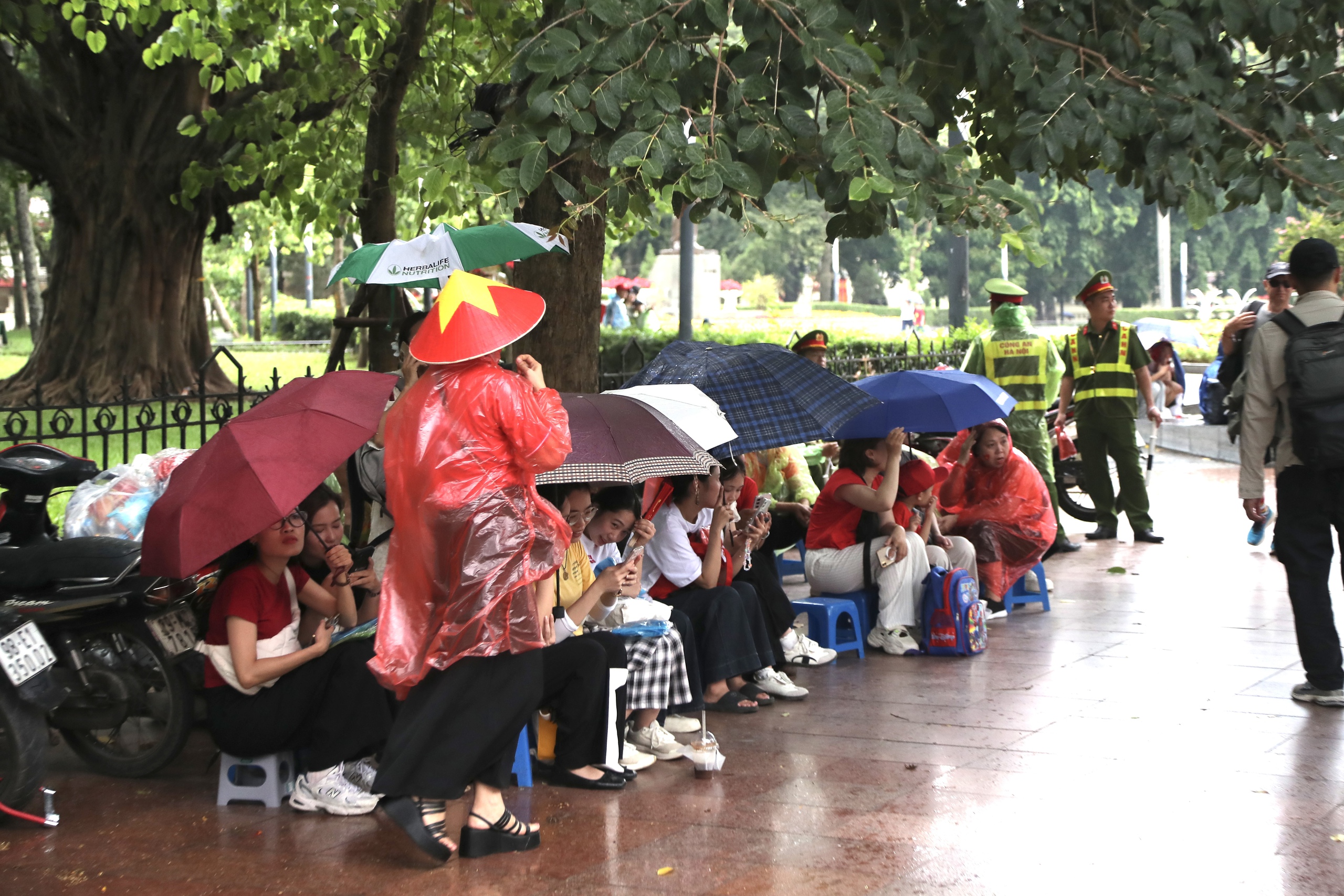 Lực lượng chức năng phong tỏa các tuyến phố, hàng nghìn người dân đội mưa, đứng kín vỉa hè chờ xem diễu binh- Ảnh 5. Lực lượng chức năng phong tỏa các tuyến phố, hàng nghìn người dân đội mưa, đứng kín vỉa hè chờ xem diễu binh- Ảnh 5.