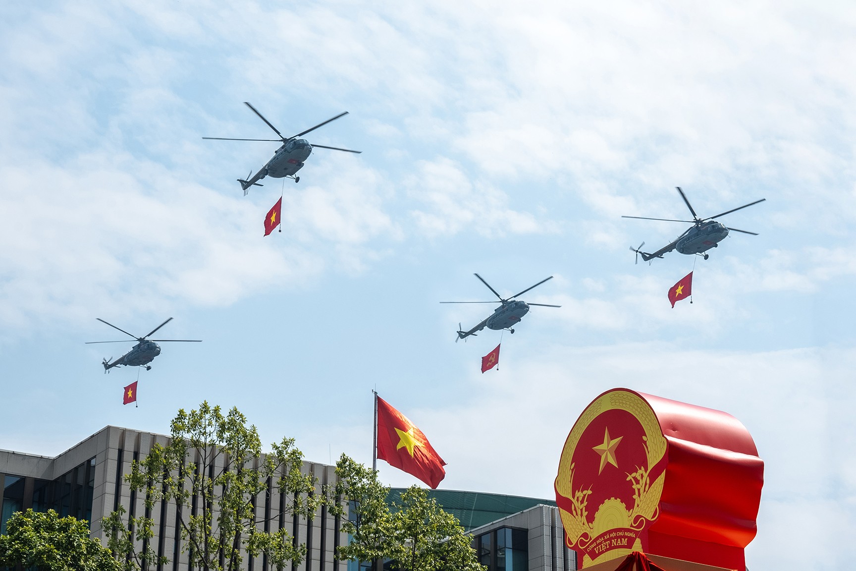 Trực thăng, "hổ mang chúa" Su-30MK2 bay qua quảng trường Ba Đình- Ảnh 1. Trực thăng, "hổ mang chúa" Su-30MK2 bay qua quảng trường Ba Đình- Ảnh 1.
