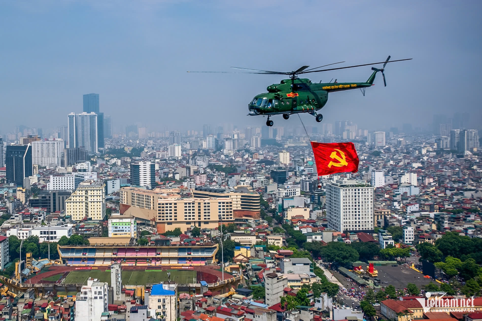 Hà Nội cổ kính và hiện đại dưới bóng cờ nhìn từ trực thăng- Ảnh 2.