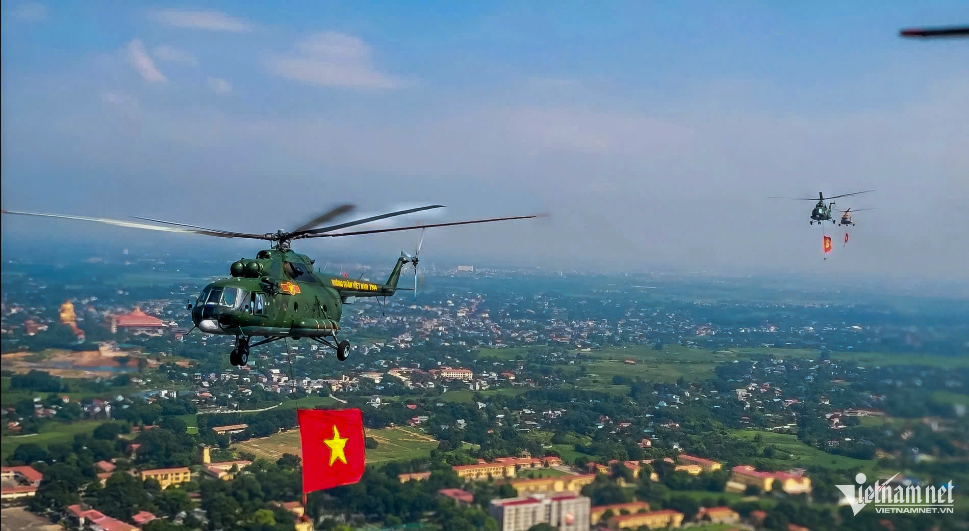 Hà Nội cổ kính và hiện đại dưới bóng cờ nhìn từ trực thăng- Ảnh 1.