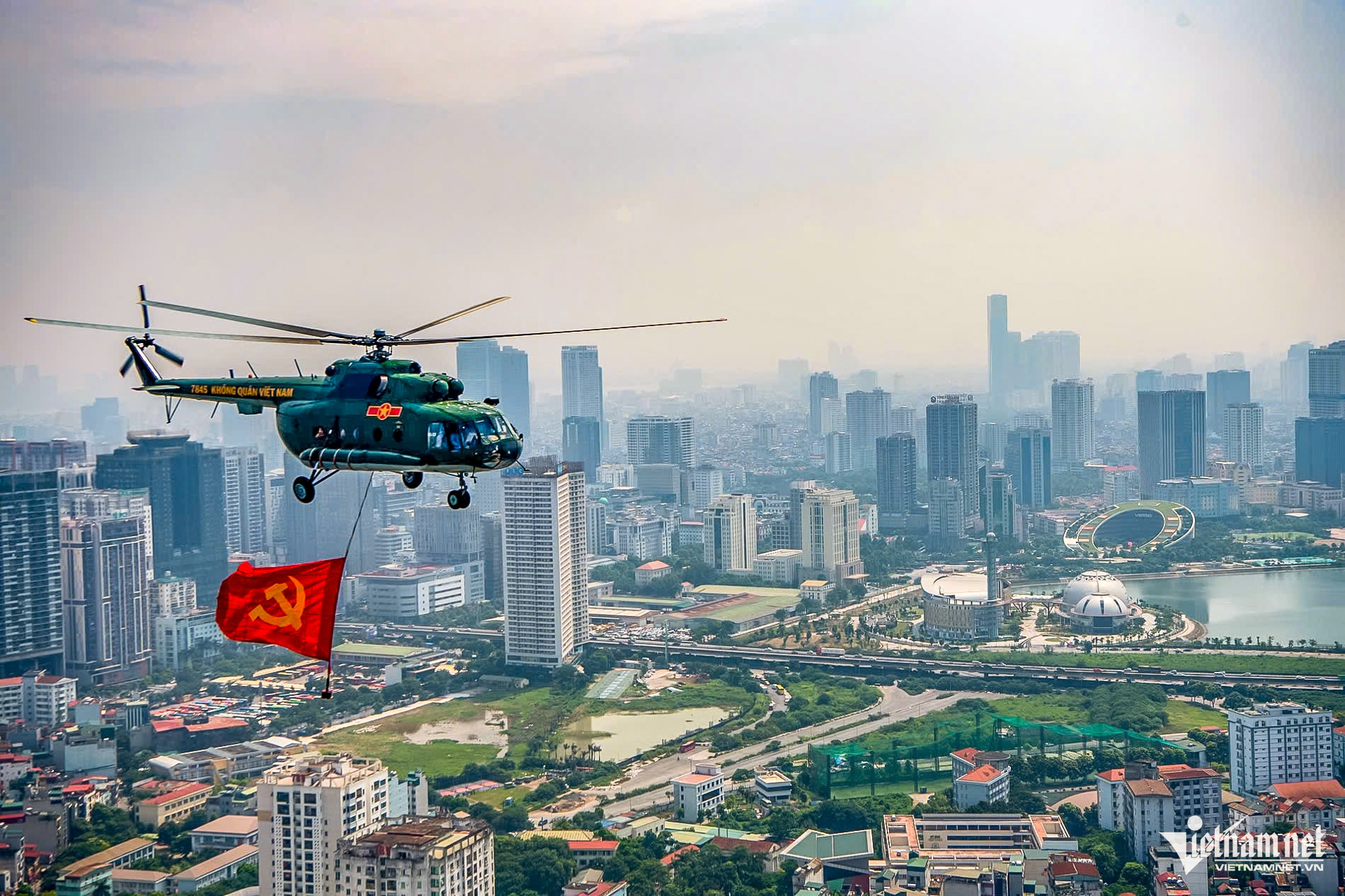 Hà Nội cổ kính và hiện đại dưới bóng cờ nhìn từ trực thăng- Ảnh 8.