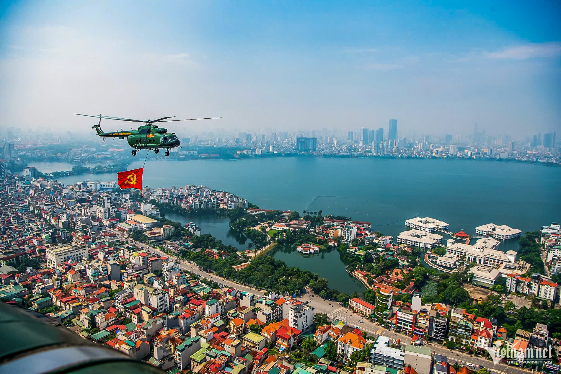 Hà Nội cổ kính và hiện đại dưới bóng cờ nhìn từ trực thăng- Ảnh 7.