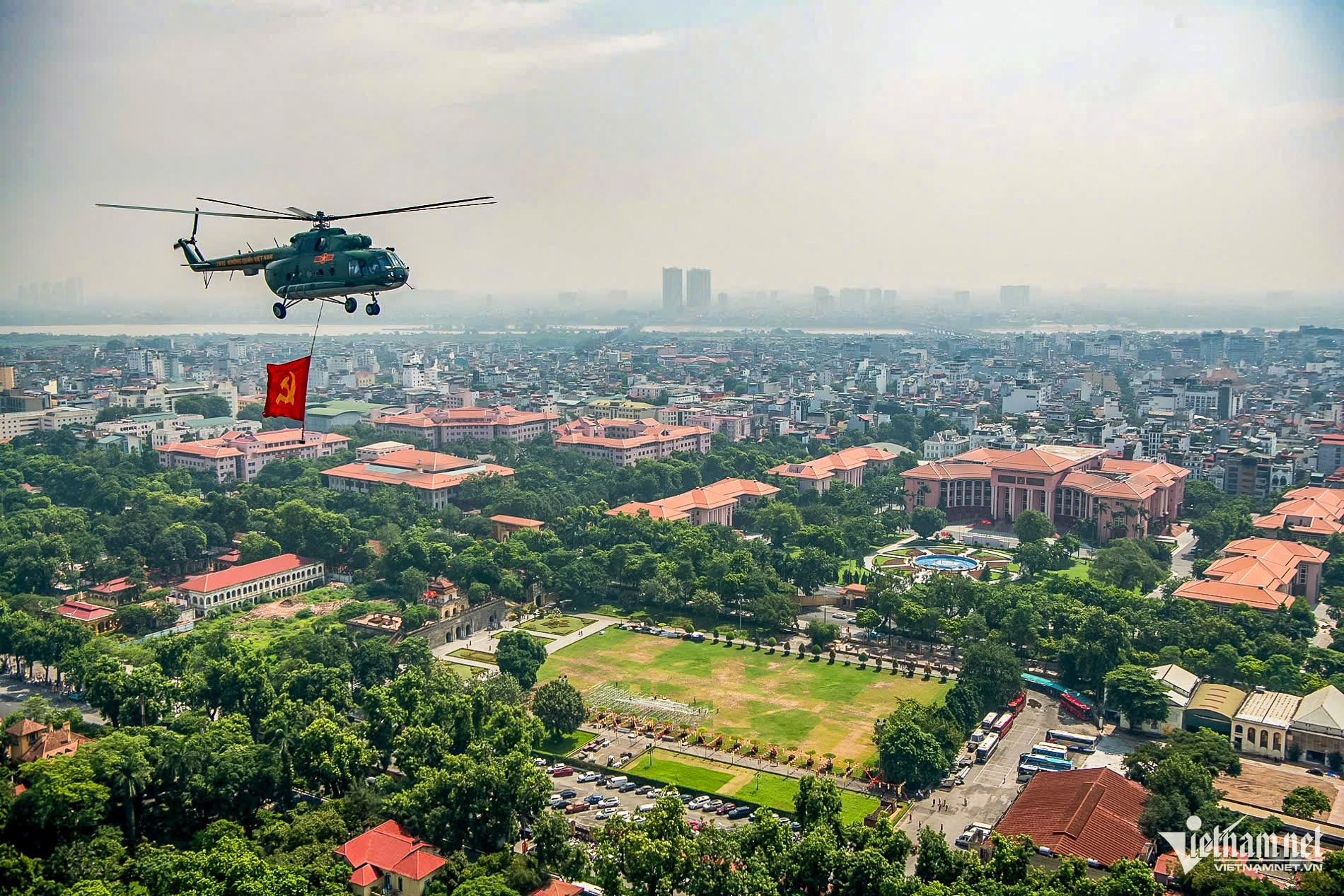 Hà Nội cổ kính và hiện đại dưới bóng cờ nhìn từ trực thăng- Ảnh 13.