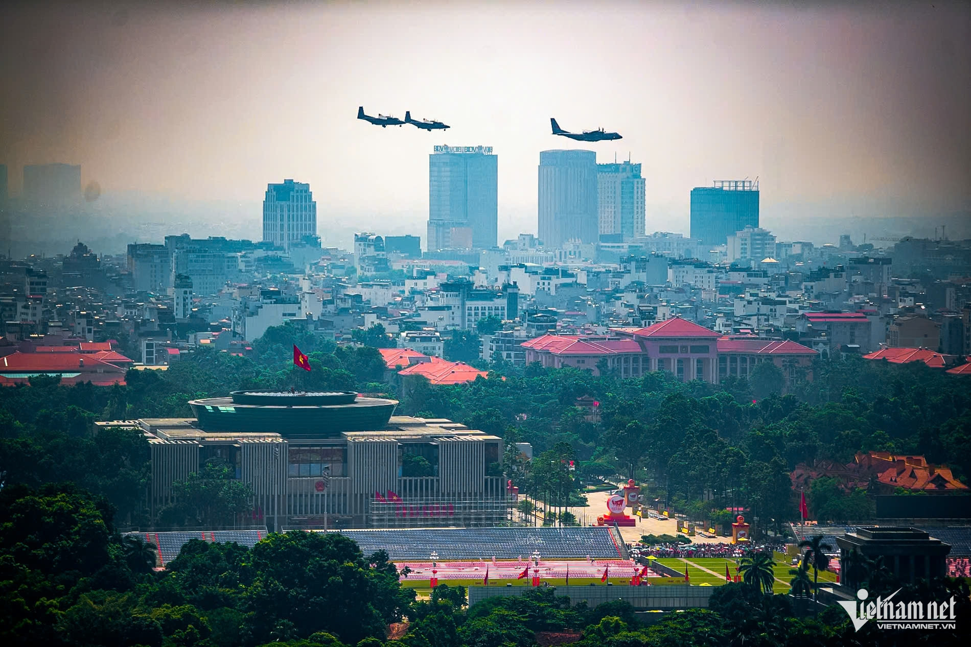 Tiêm kích, trực thăng rầm rộ bay trên bầu trời Hà Nội- Ảnh 4.
