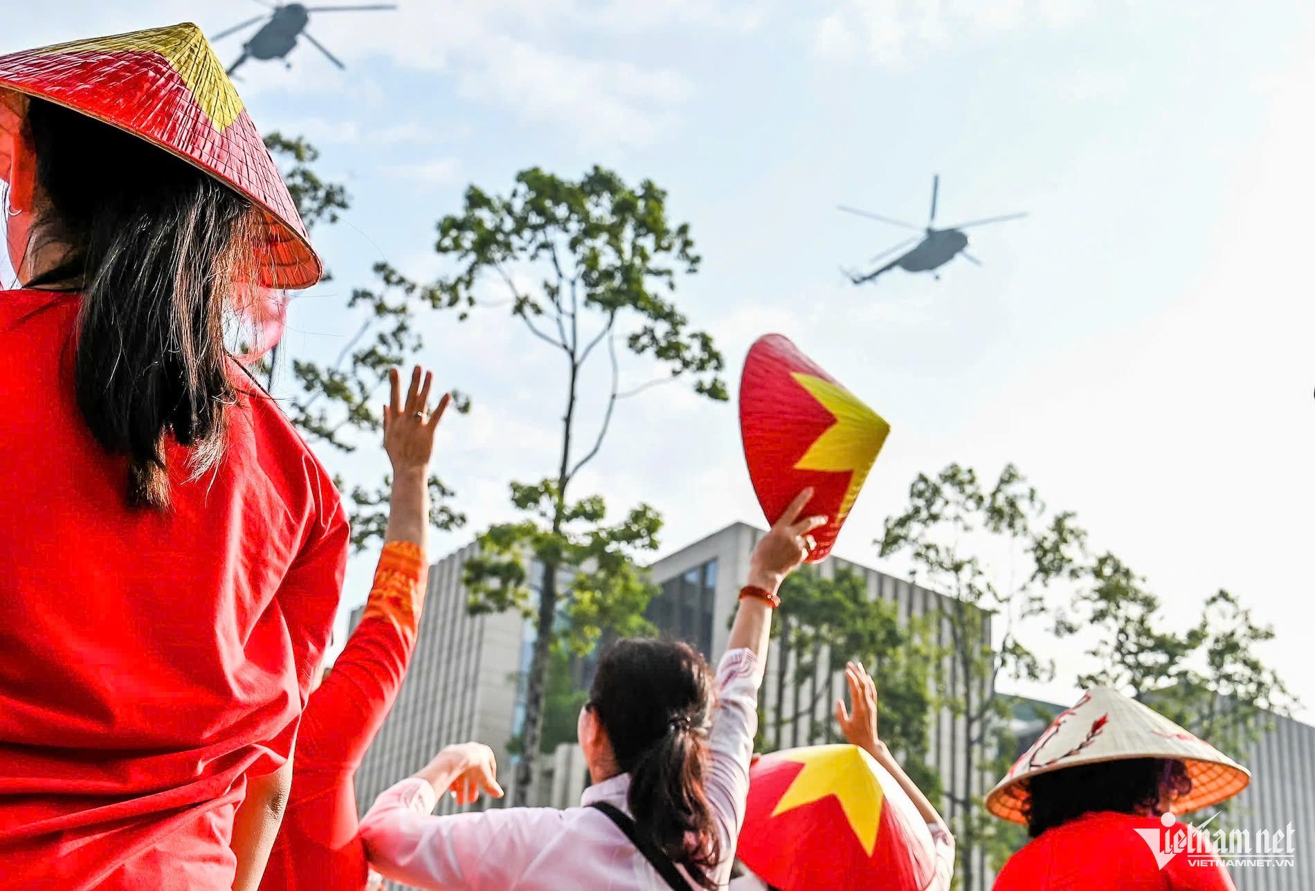 Tiêm kích, trực thăng rầm rộ bay trên bầu trời Hà Nội- Ảnh 40.