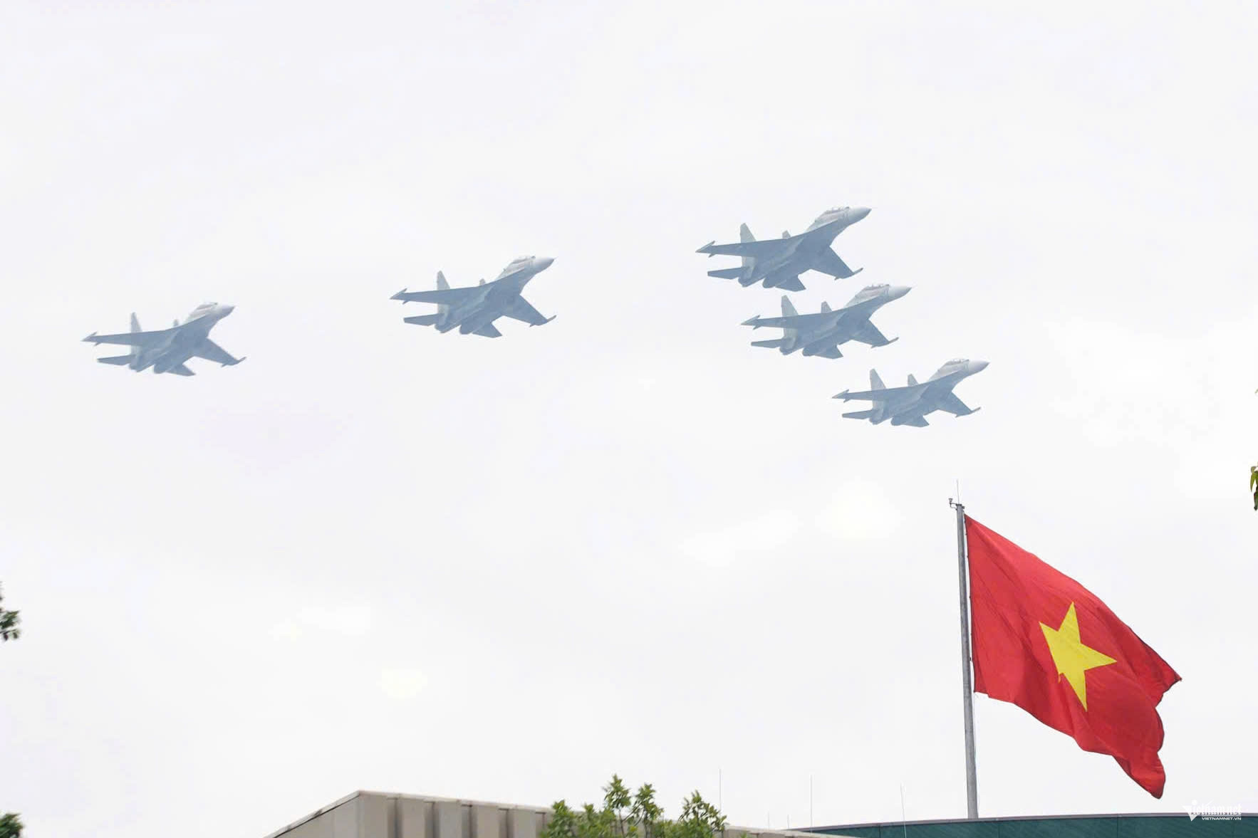 Tiêm kích, trực thăng rầm rộ bay trên bầu trời Hà Nội- Ảnh 10.