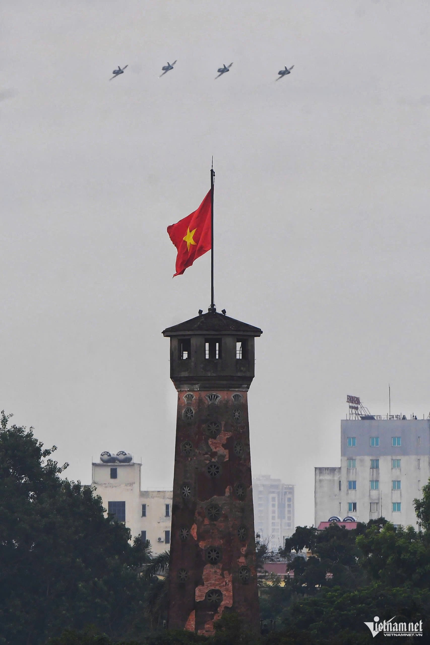 Tiêm kích, trực thăng rầm rộ bay trên bầu trời Hà Nội- Ảnh 18.