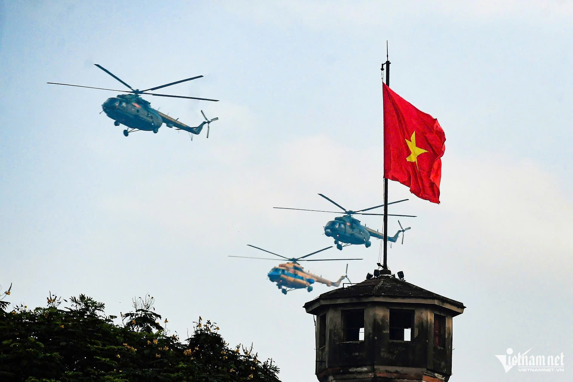 Tiêm kích, trực thăng rầm rộ bay trên bầu trời Hà Nội- Ảnh 15.