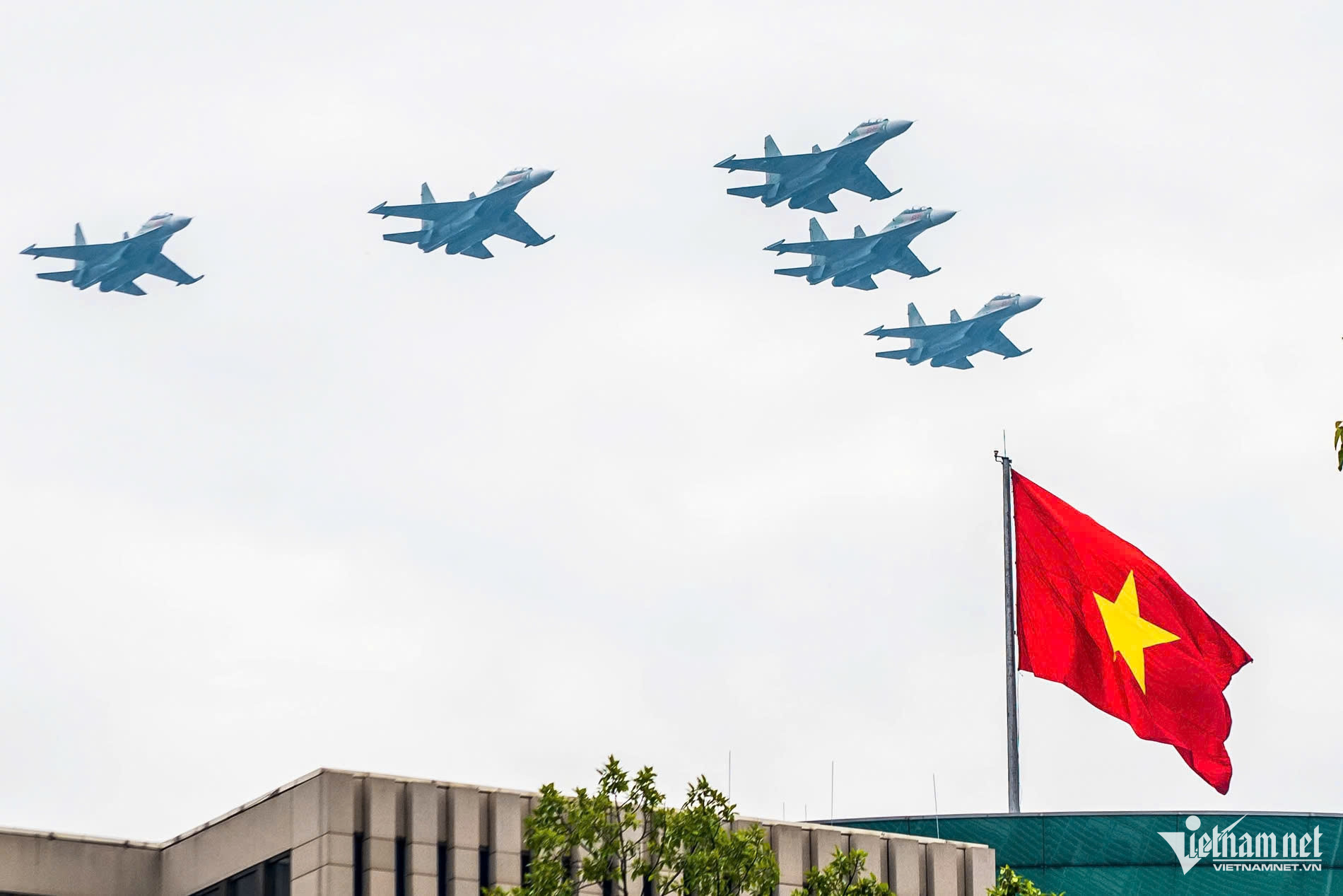 Tiêm kích, trực thăng rầm rộ bay trên bầu trời Hà Nội- Ảnh 23.