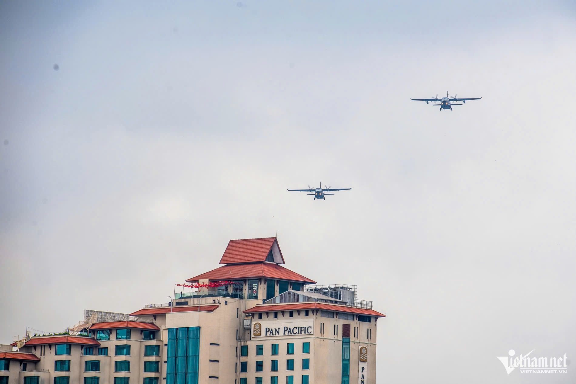 Tiêm kích, trực thăng rầm rộ bay trên bầu trời Hà Nội- Ảnh 28.