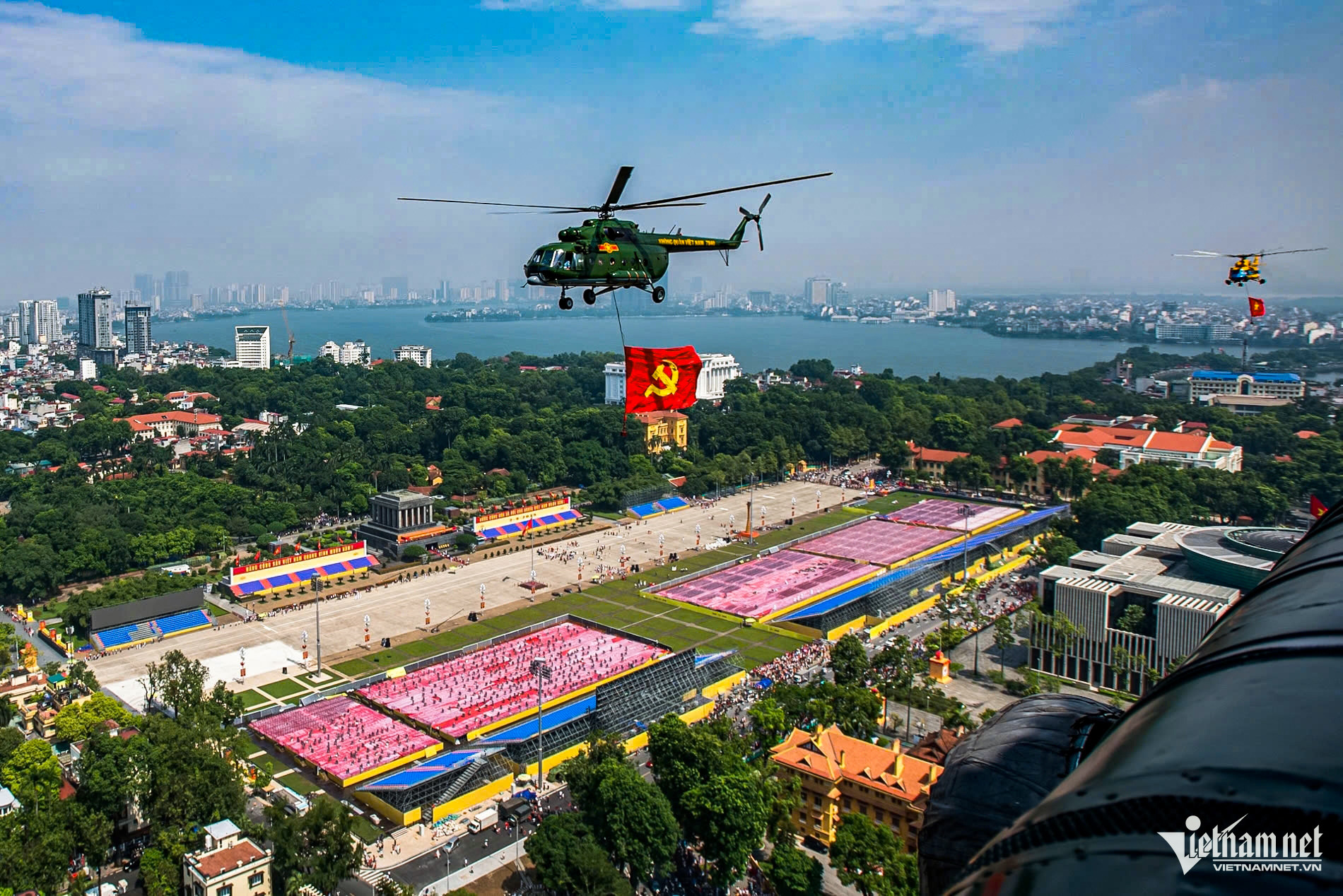 Hà Nội cổ kính và hiện đại dưới bóng cờ nhìn từ trực thăng- Ảnh 4.