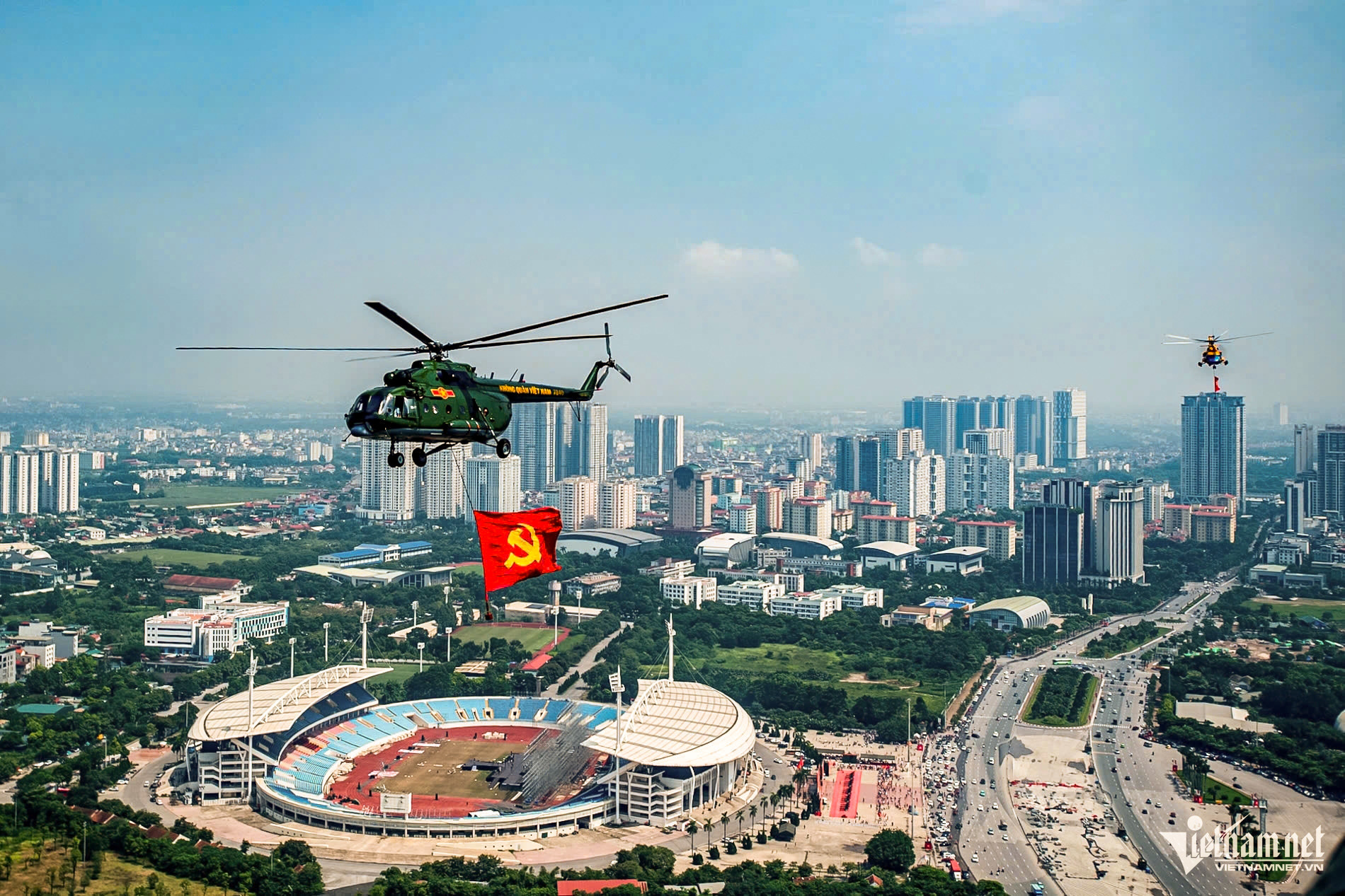 Hà Nội cổ kính và hiện đại dưới bóng cờ nhìn từ trực thăng- Ảnh 3.
