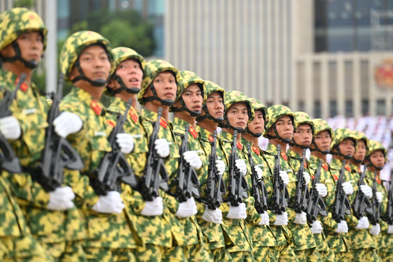 Dàn khí tài tiến vào Quảng trường Ba Đình, hàng chục nghìn người hân hoan chào đón- Ảnh 12. Dàn khí tài tiến vào Quảng trường Ba Đình, hàng chục nghìn người hân hoan chào đón- Ảnh 12.